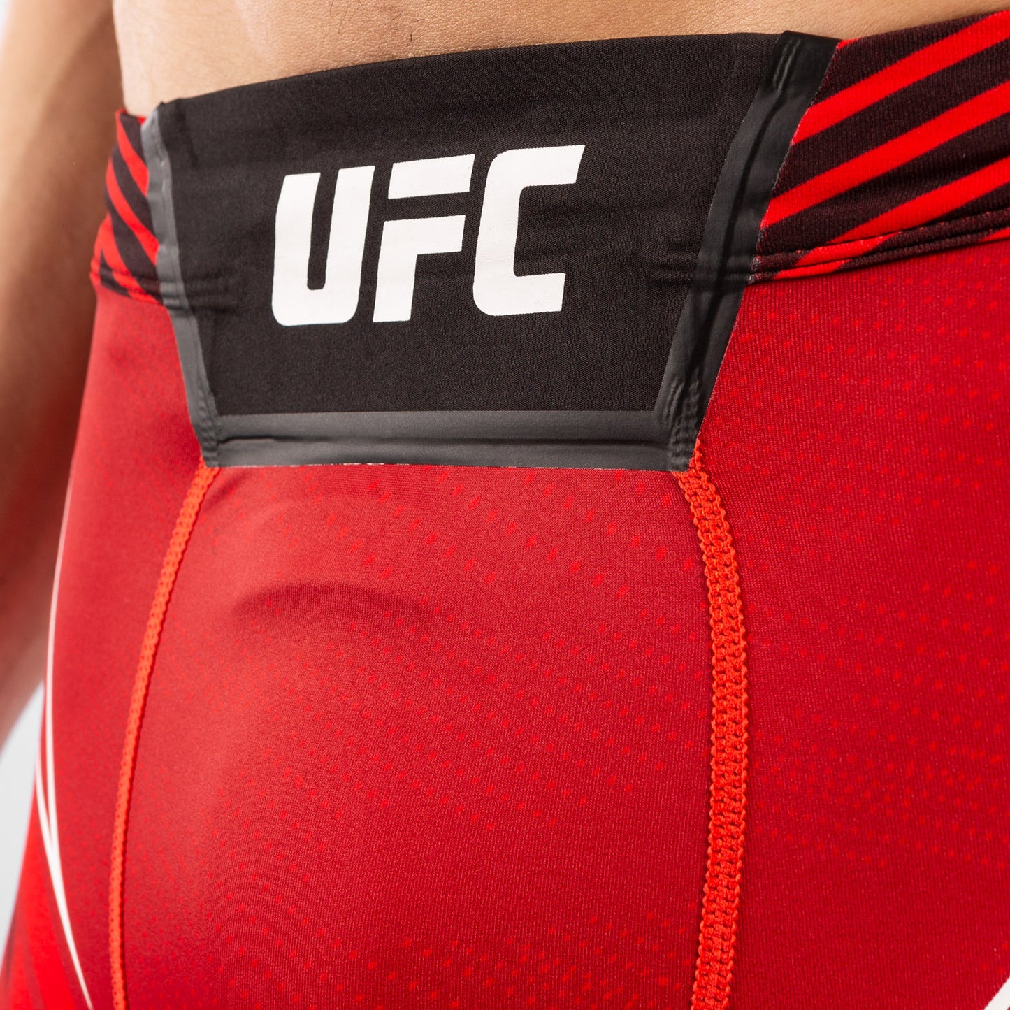 UFC VENUM本格的なファイトナイトメンズ バーリトゥードショート-ショートフィット -  赤