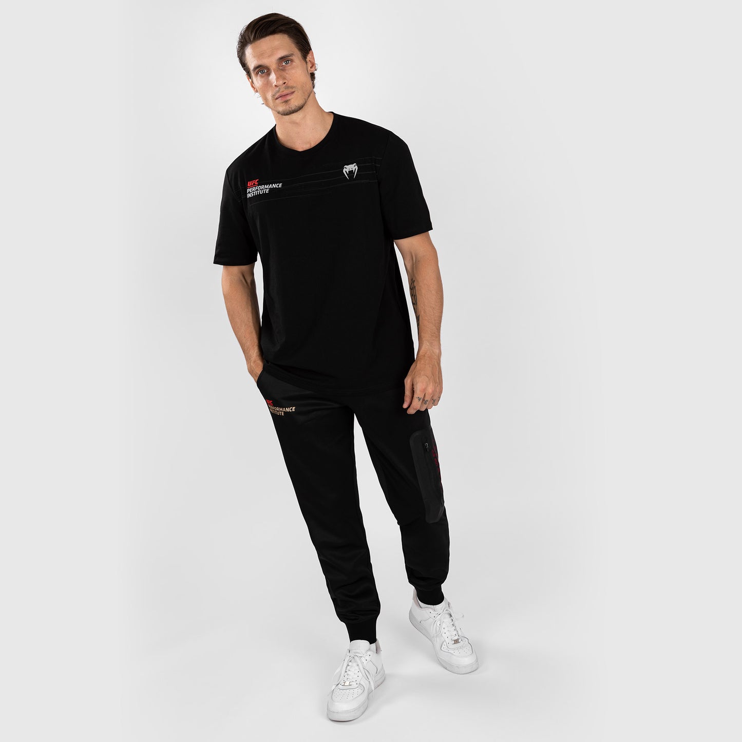 UFC Venum Performance Institute 2.0 メンズTシャツ - ブラック／レッド