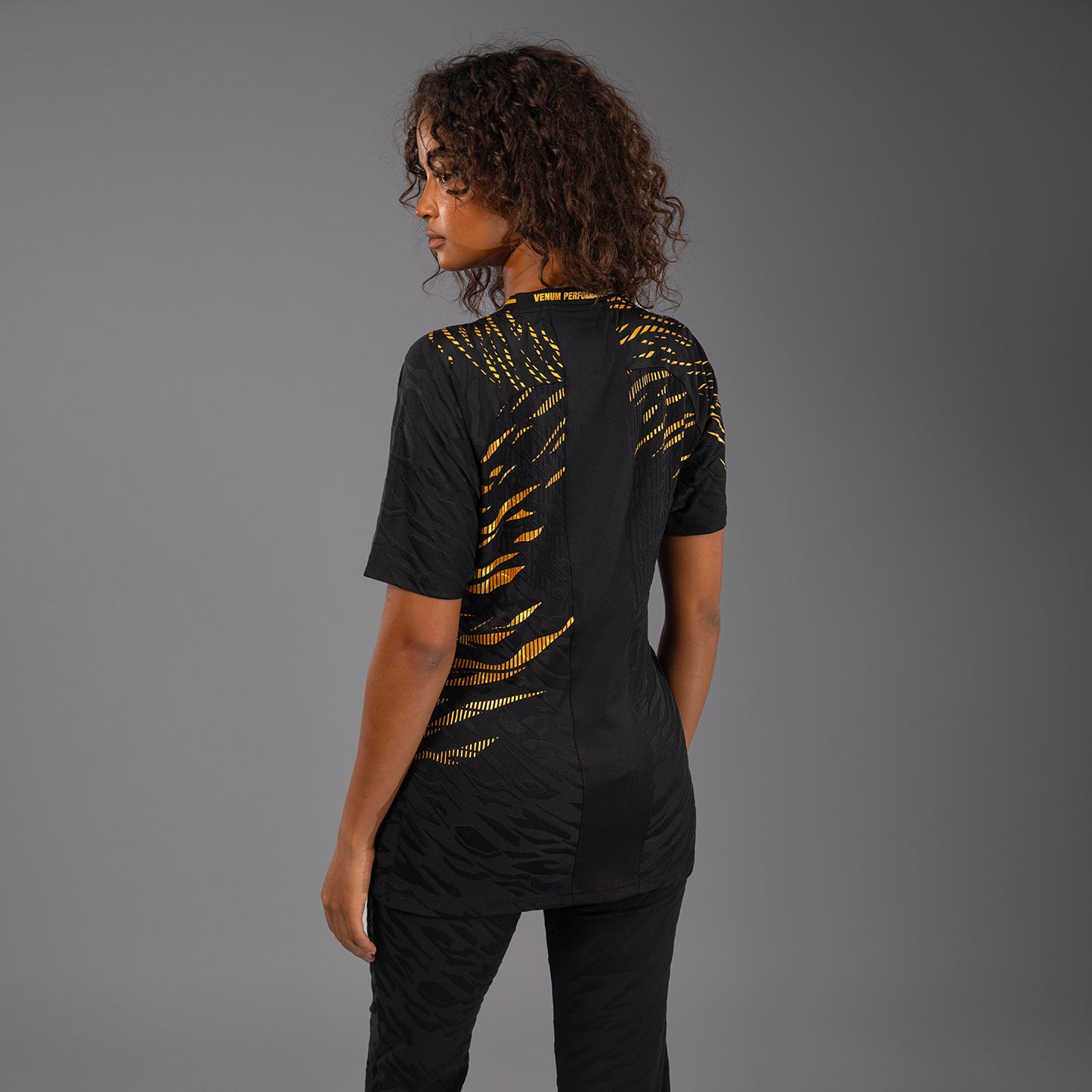 UFC Fusion by Venum Authentic Fight Night レースTシャツ（女性用） - チャンピオン