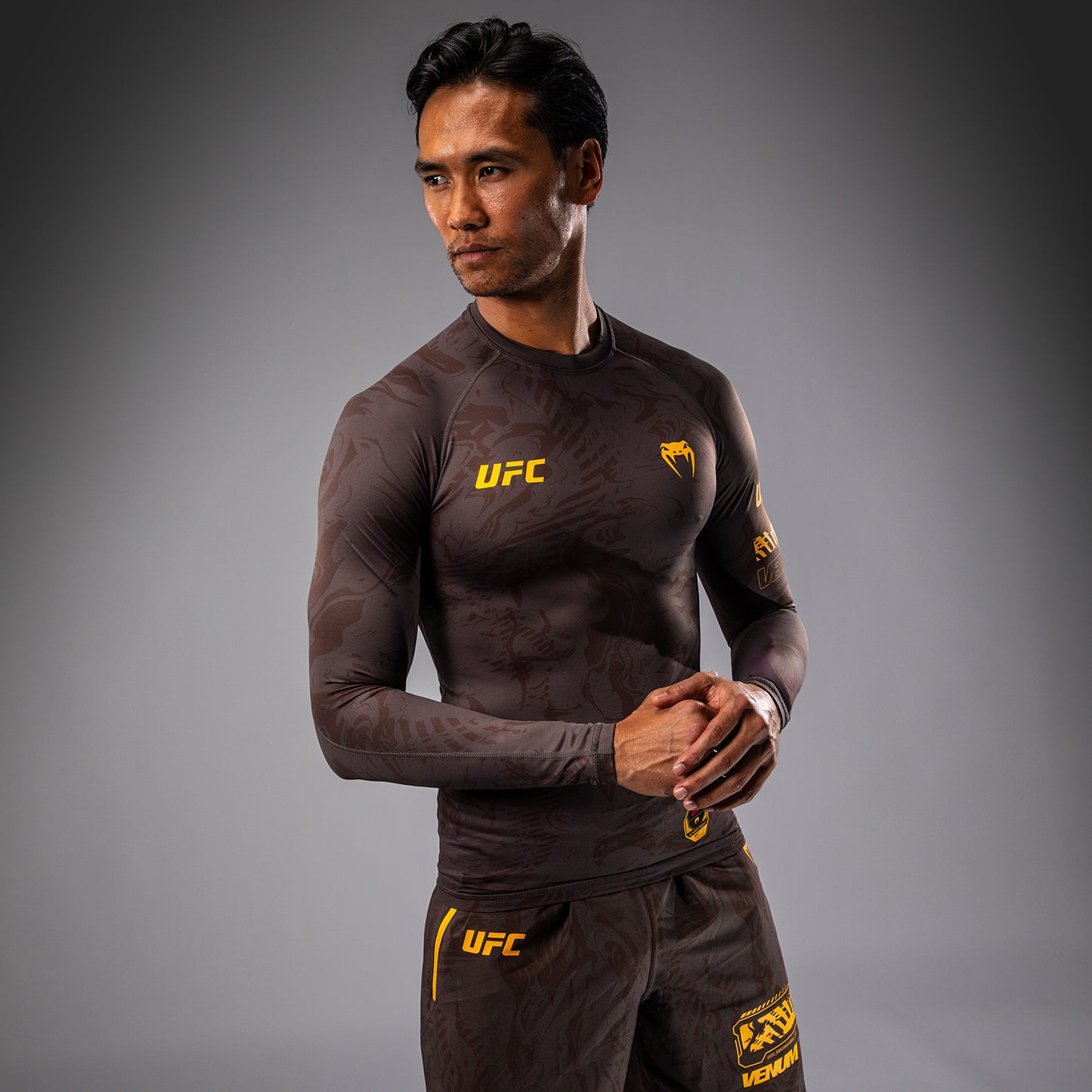 UFC Fusion by Venum Fight Week ロングスリーブラッシュガード（男性用） - アーセンブラウン
