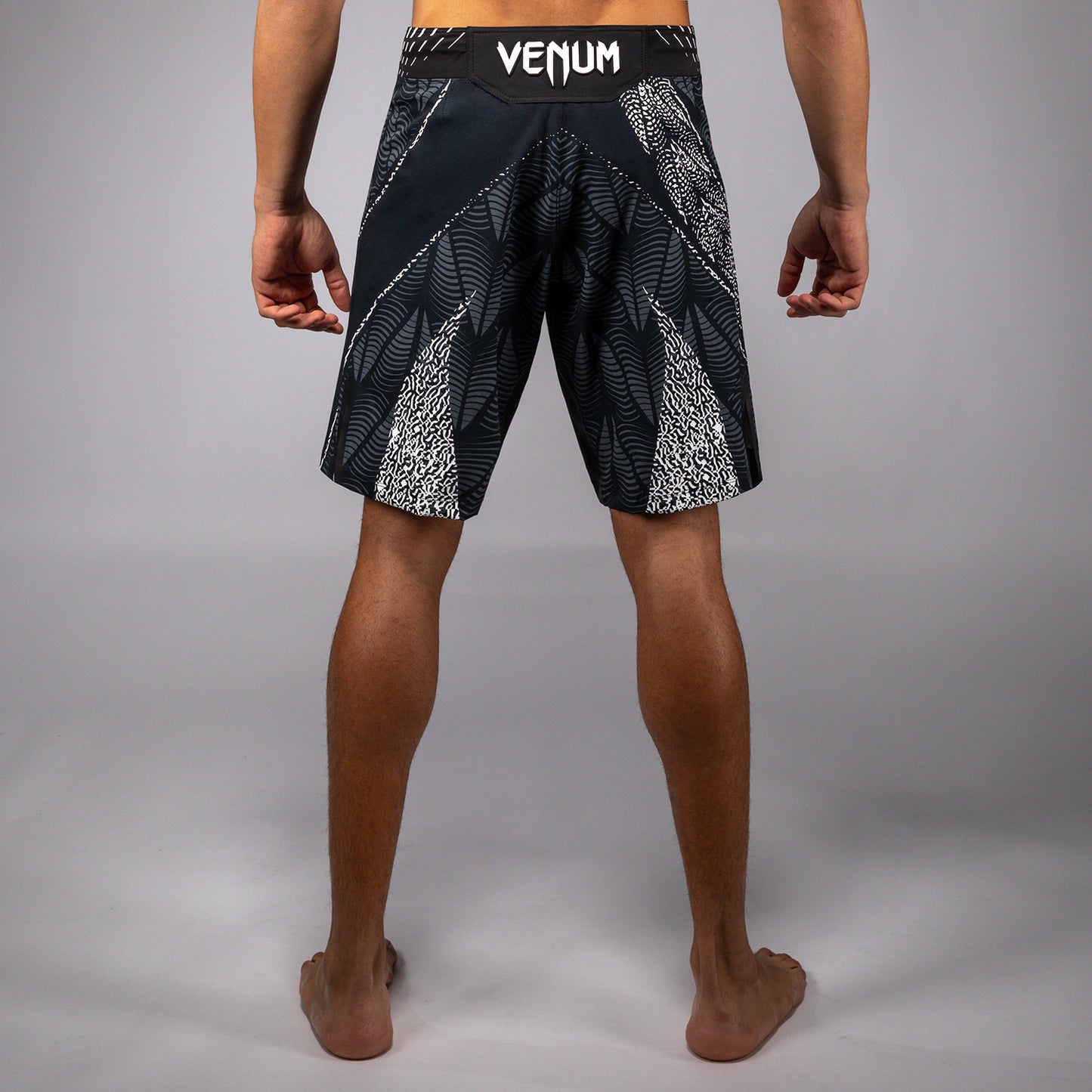 UFC Zenith by Venum Authentic Fight Night ロングフィットファイトショーツ メンズ - ブラック