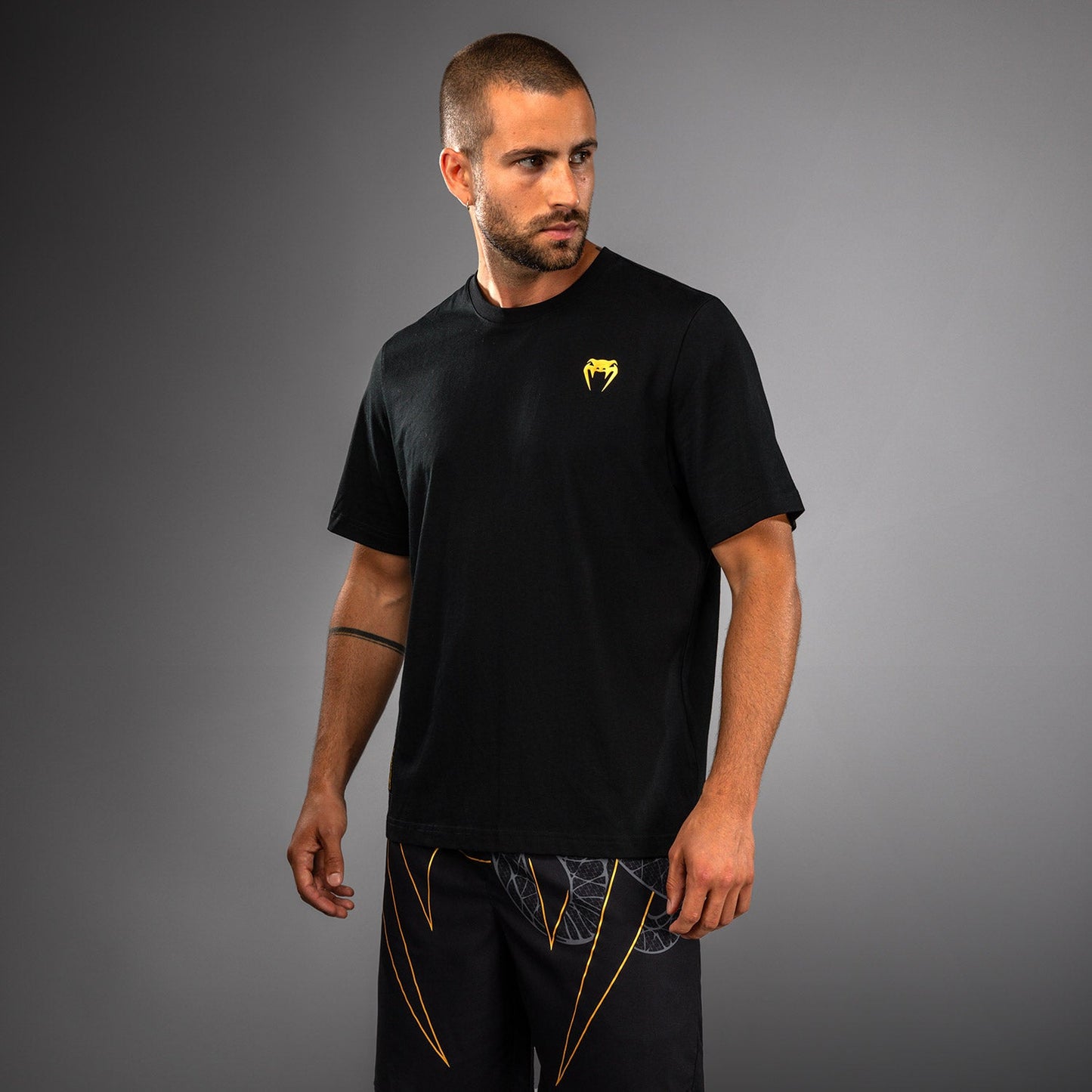 Venum Serpenti Tシャツ – ブラック/シルバー/ゴールド