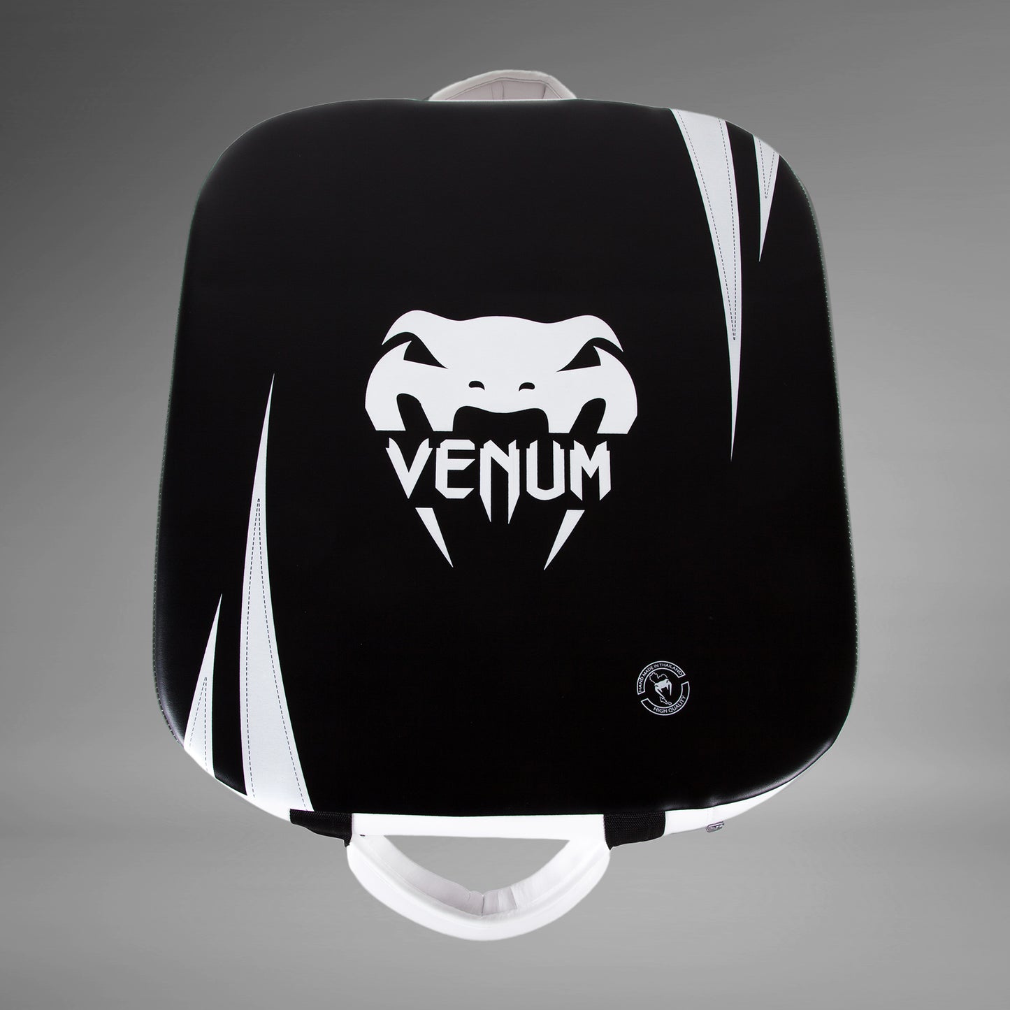 Venum Absolute スクエアキックシールド、Skintex レザー製：ブラック／アイス