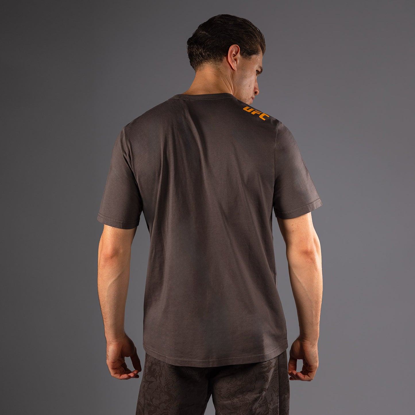 UFC Fusion by Venum Fight Week ショートスリーブTシャツ（男性用） - アーセンブラウン