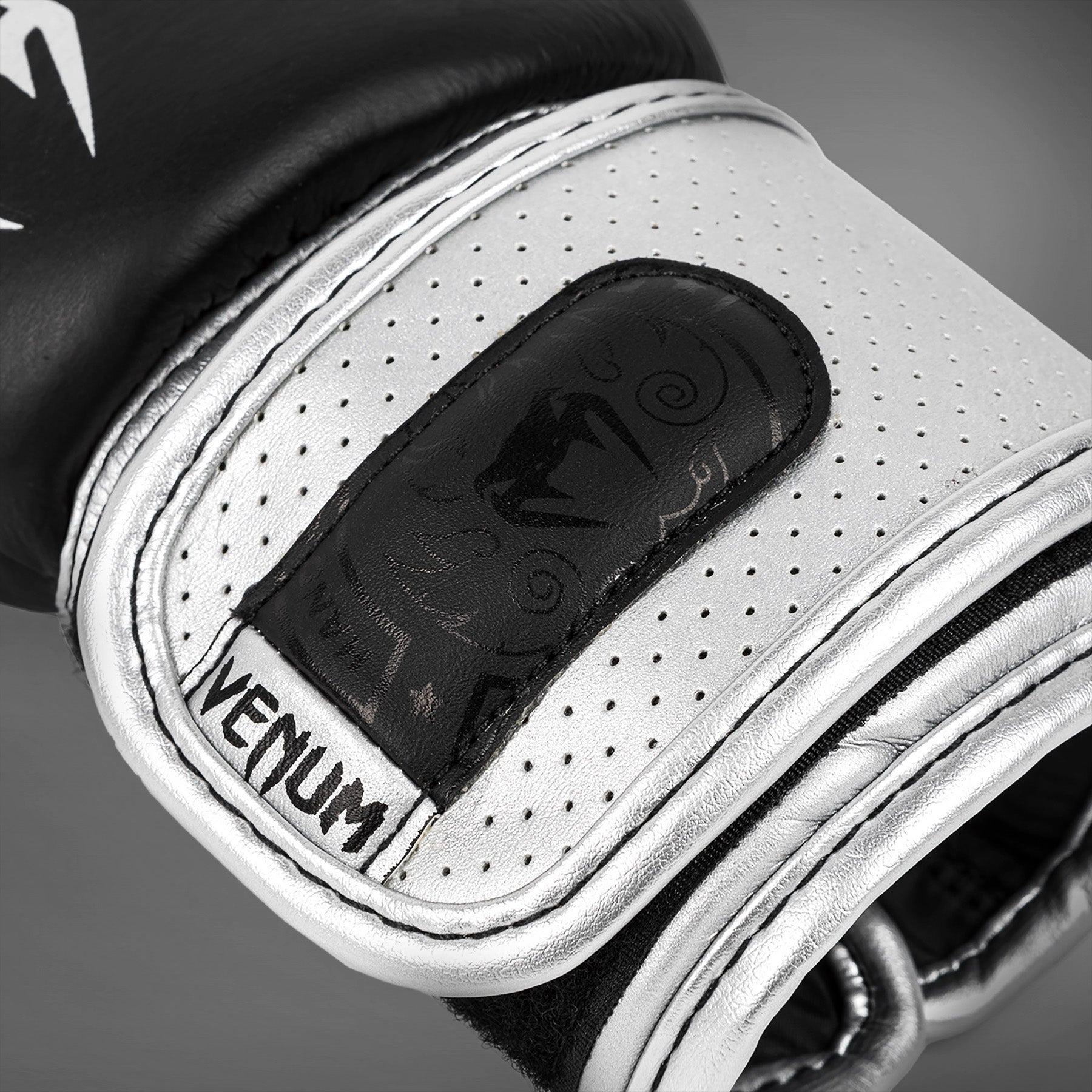 Venum Power 2.0 ボクシンググローブ ブラック/シルバー Amazon | Venum Power 2.0 ボクシンググローブ ブラック
