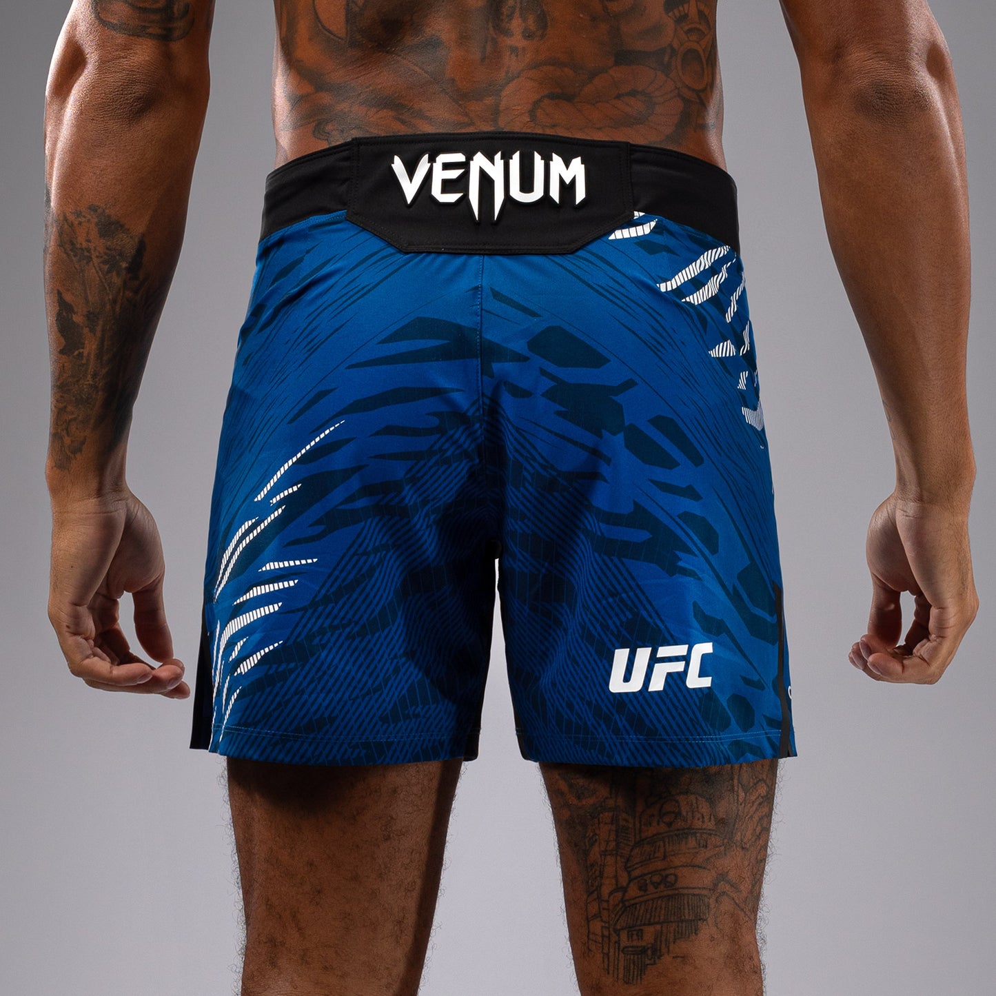 UFC Fusion by Venum Authentic Fight Night レスリングショーツ（男性用、フィットコルト） - ブルー
