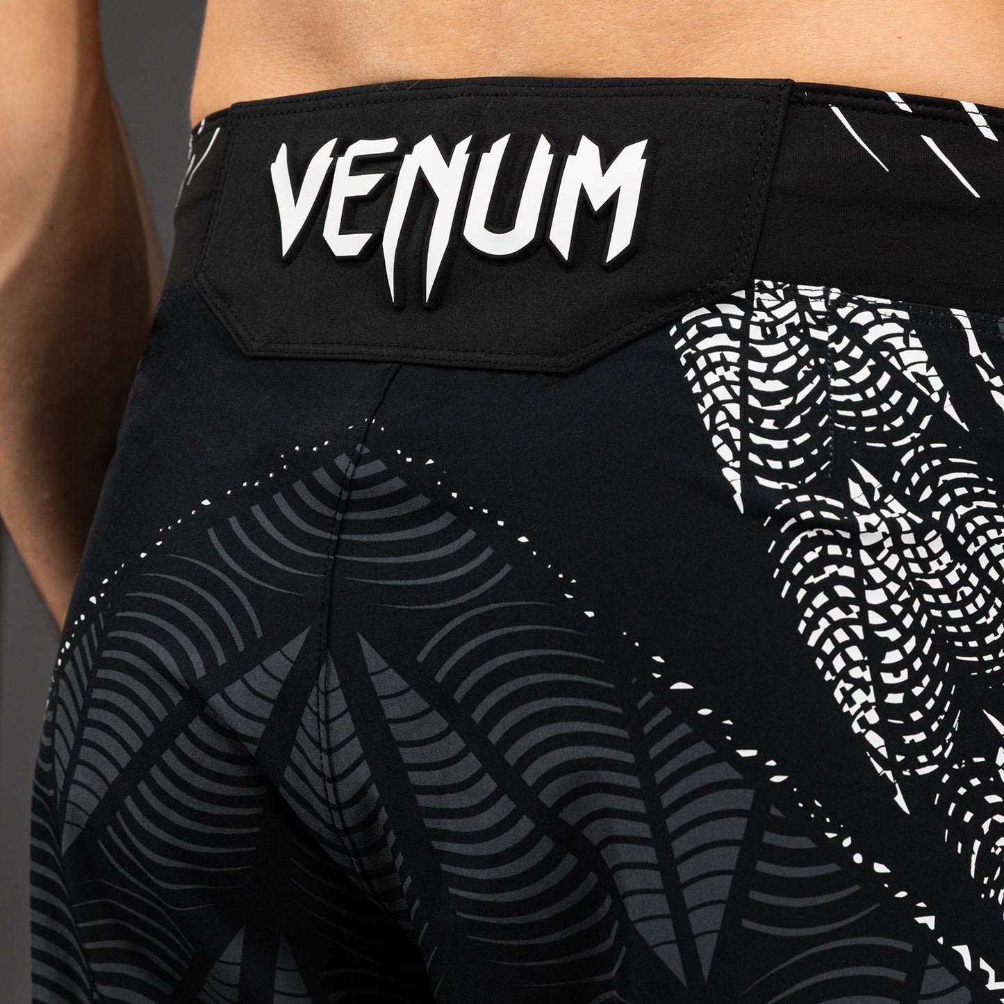 UFC Zenith by Venum Authentic Fight Night グラディエーターファイトショーツ メンズ - ブラック
