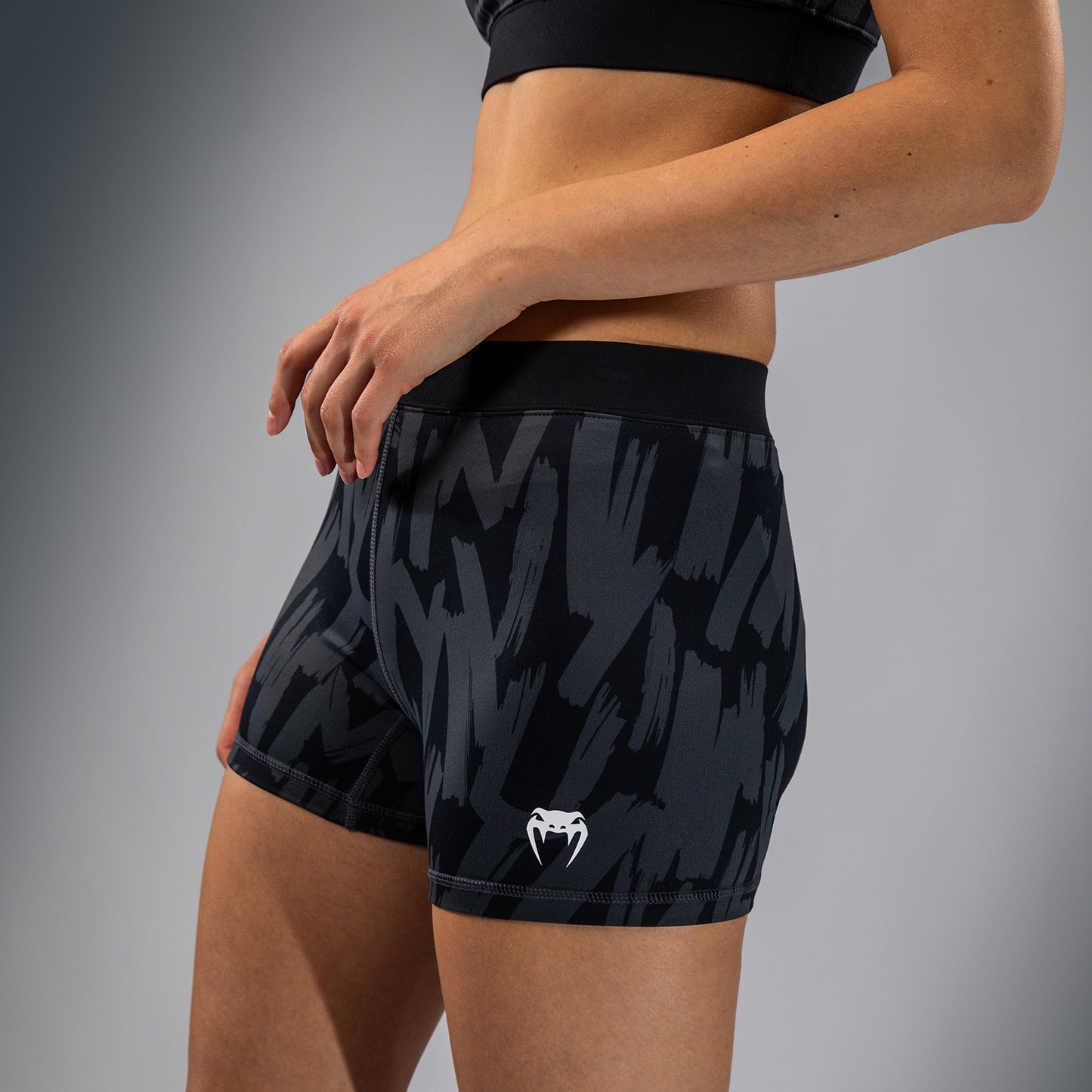 Venum Graffiti 女性用コンプレッションショーツ - アーバンチャコール