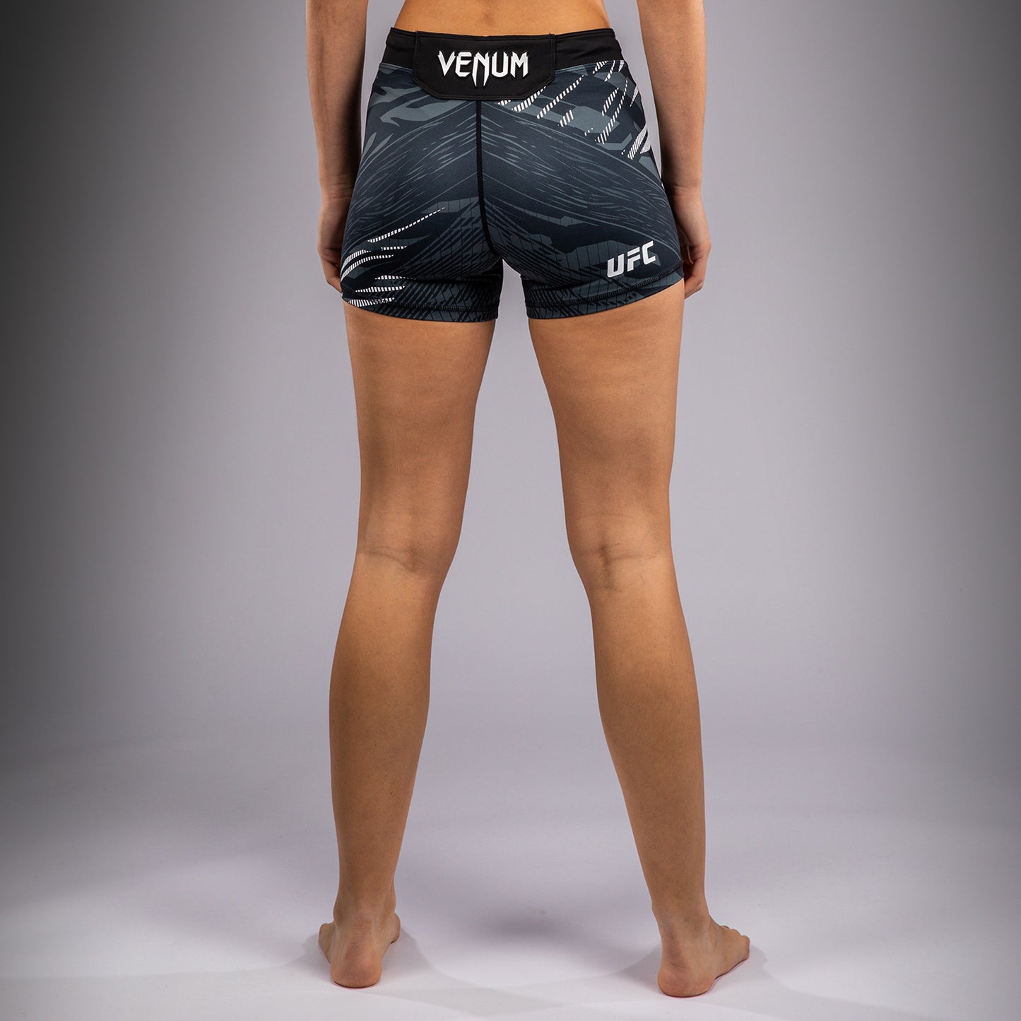 UFC Fusion by Venum Authentic Fight Night ヴァレトゥードショーツ（女性用、フィットコルト） - ブラック