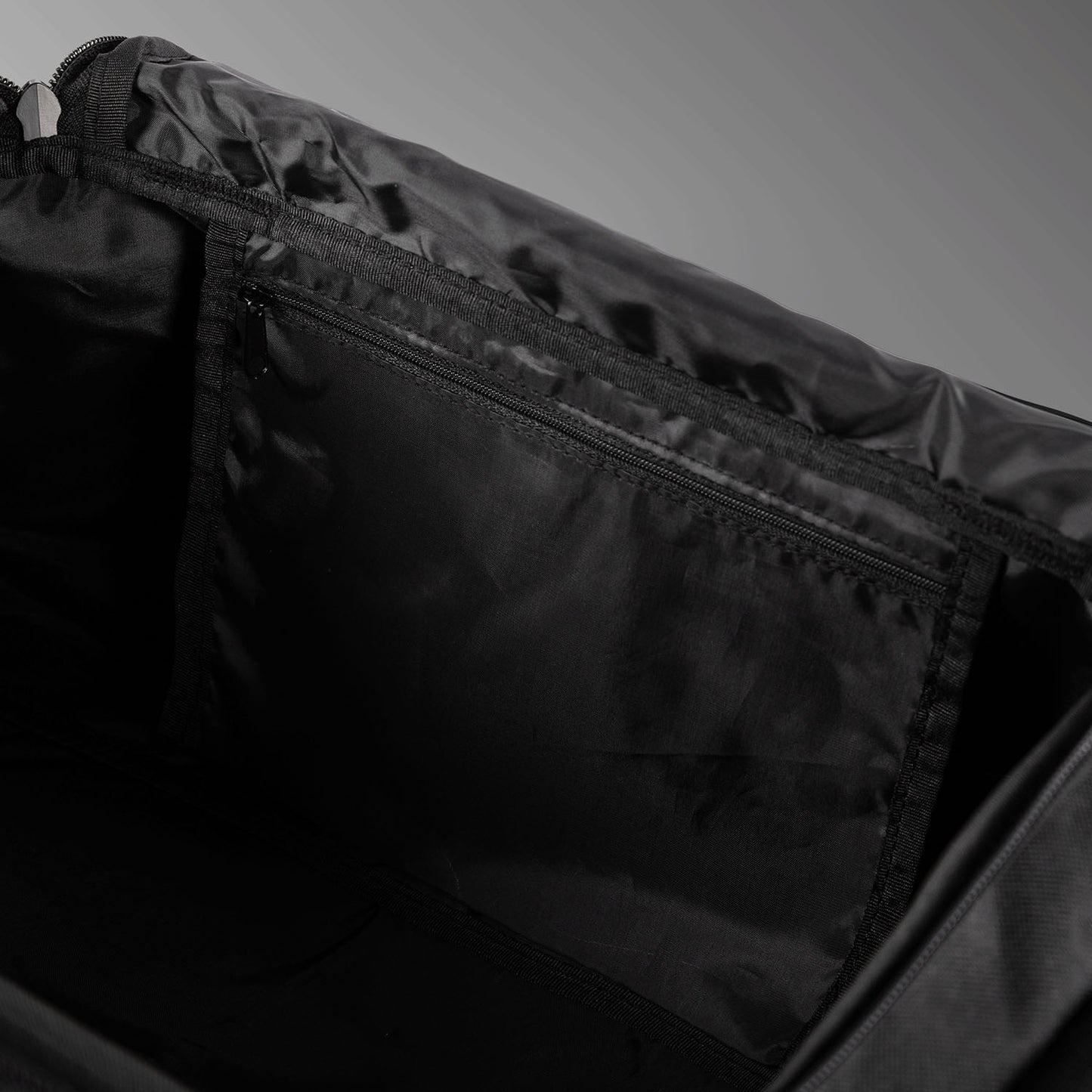 Venum Essential スポーツバッグ (26L) - ブラック