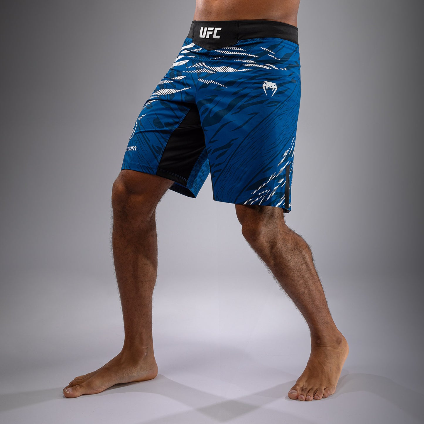 UFC Fusion by Venum Authentic Fight Night レスリングショーツ（男性用、フィットラルゴ） - ブルー