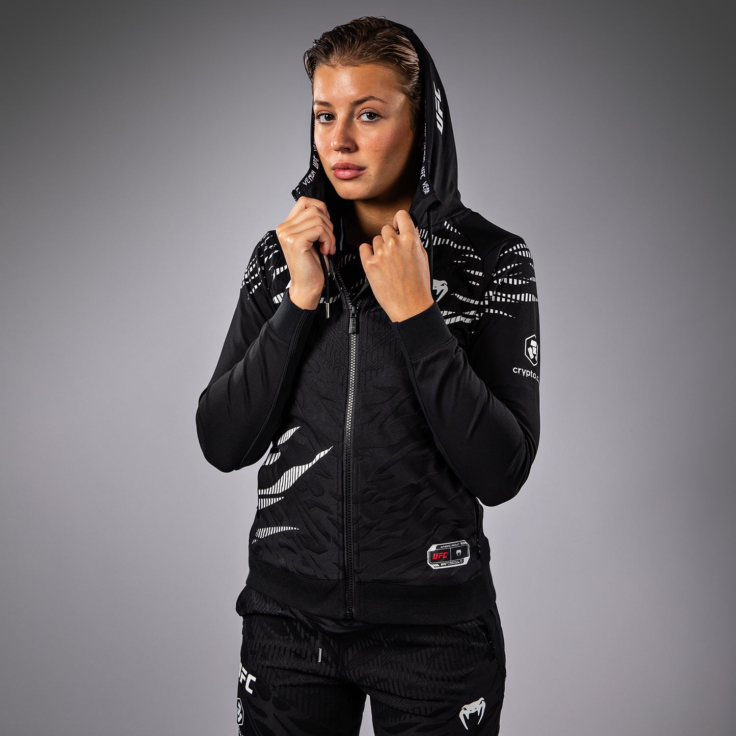 UFC Fusion by Venum Authentic Fight Night フード付きスウェットシャツ（女性用） - ブラック