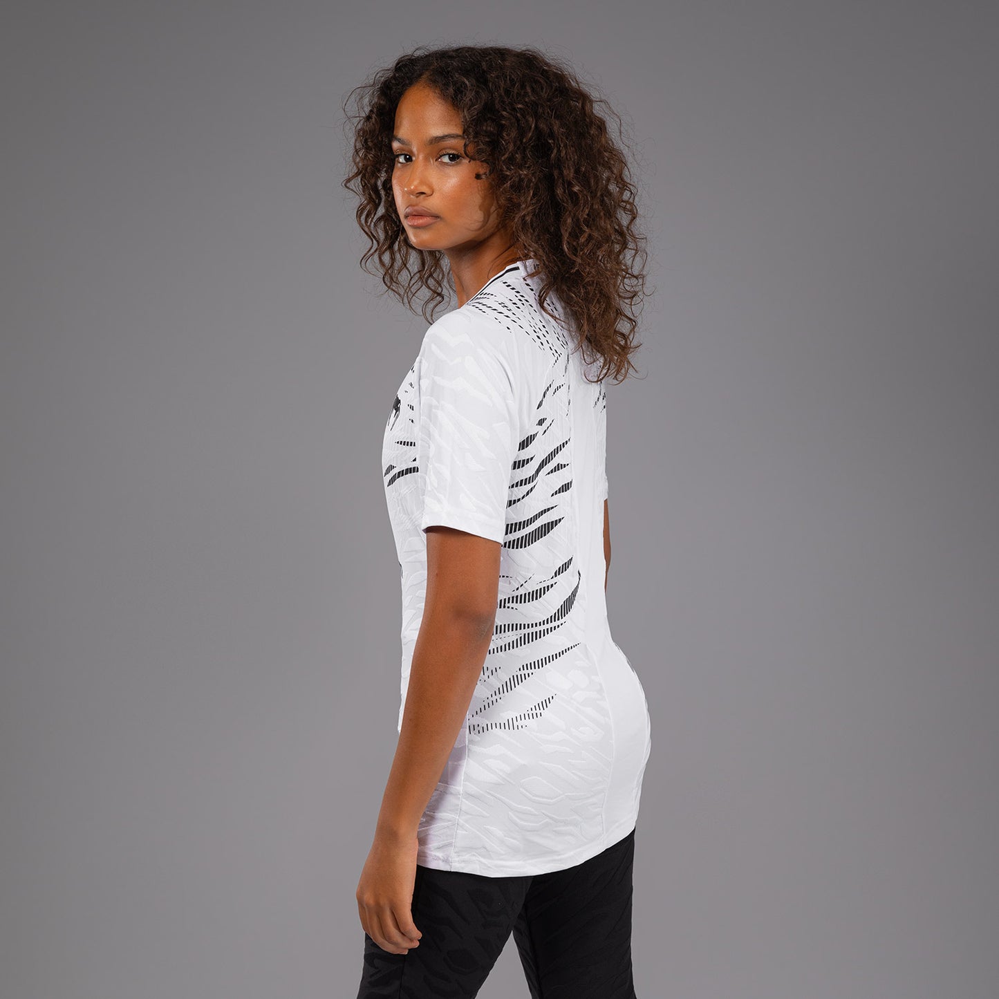 UFC Fusion by Venum Authentic Fight Night レースTシャツ（女性用） - ホワイト