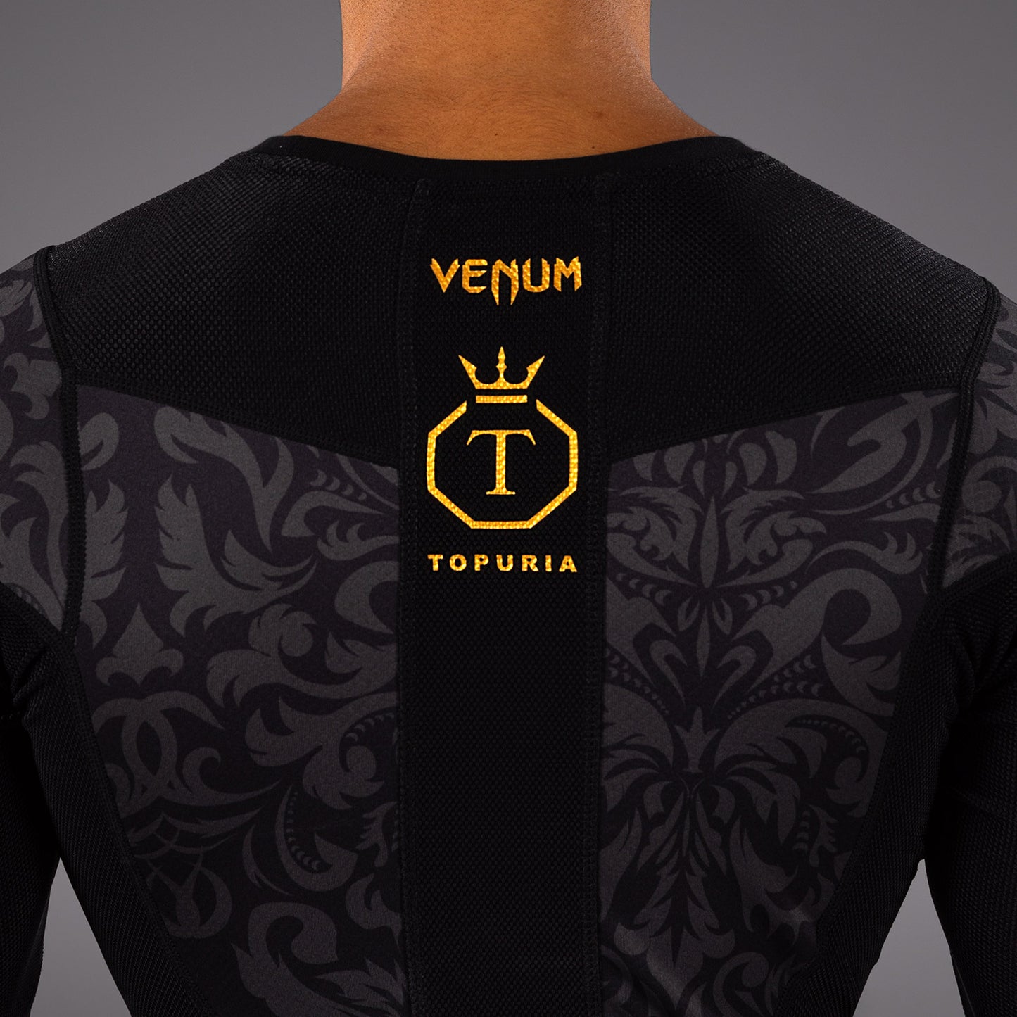 Venum x Topuria Unmatched Edition ロングスリーブラッシュガード - ブラック/ゴールド