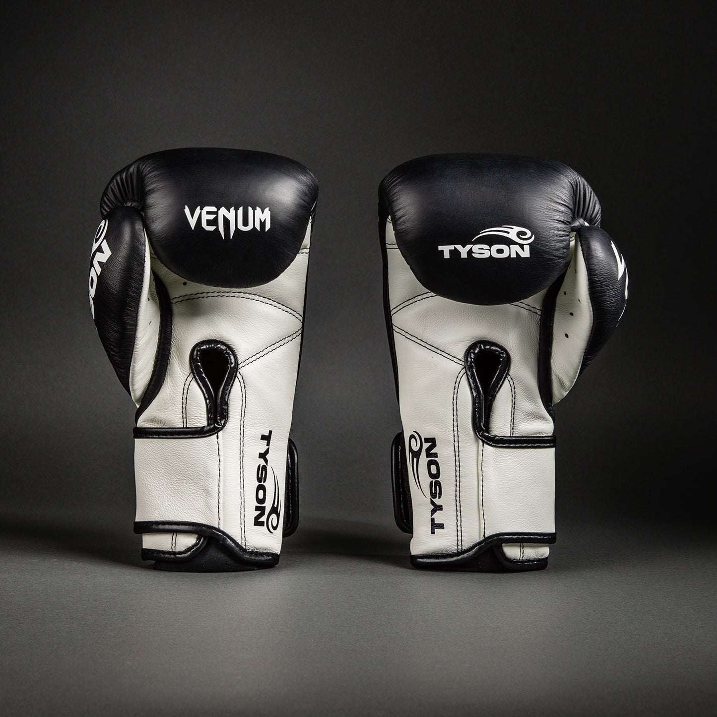 Venum Giant 2.0 Mike Tyson Pro ボクシンググローブ - ディープブラック/オプティカルホワイト