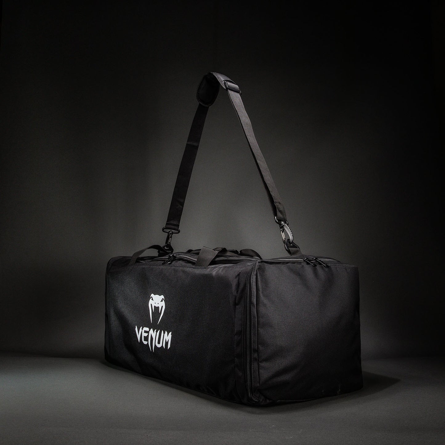 Venum Essential スポーツバッグ（61L） – ブラック