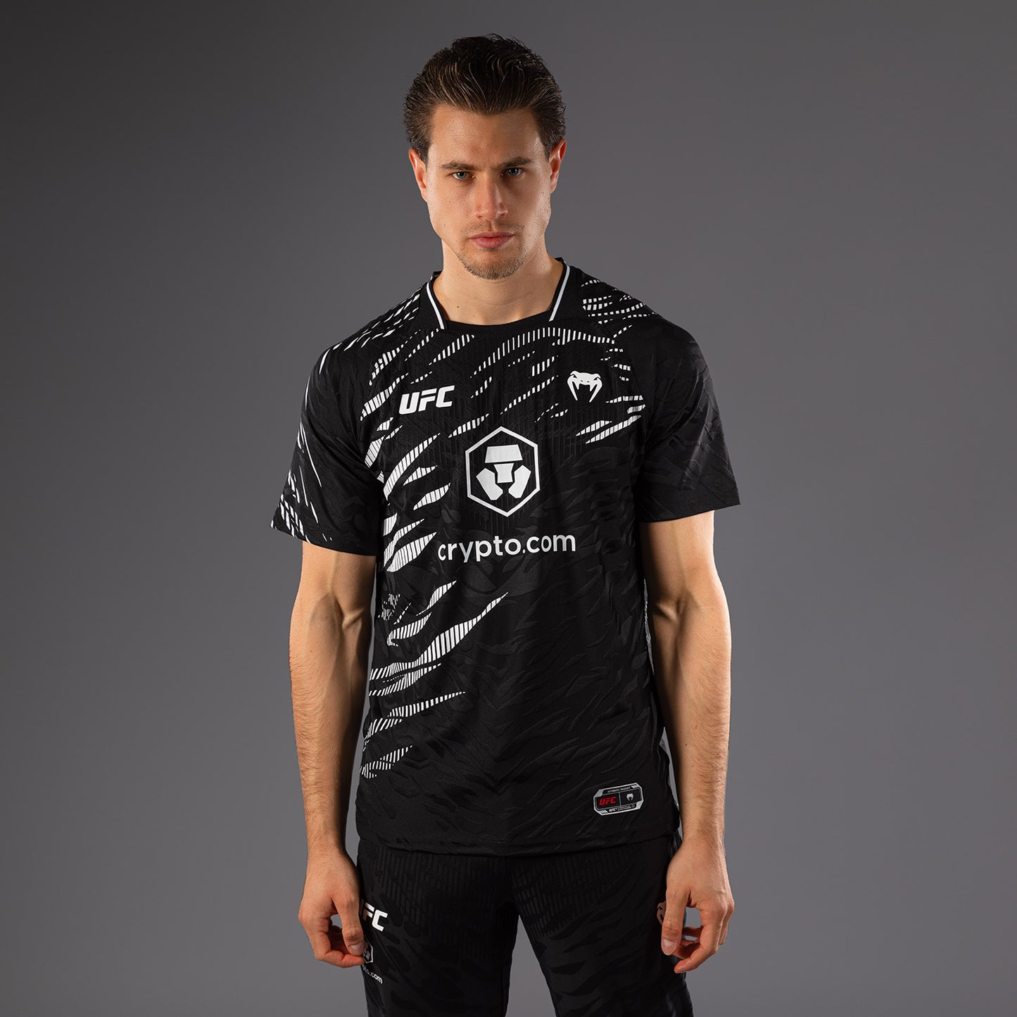 UFC Fusion by Venum Authentic Fight Night レースTシャツ（男性用） - ブラック