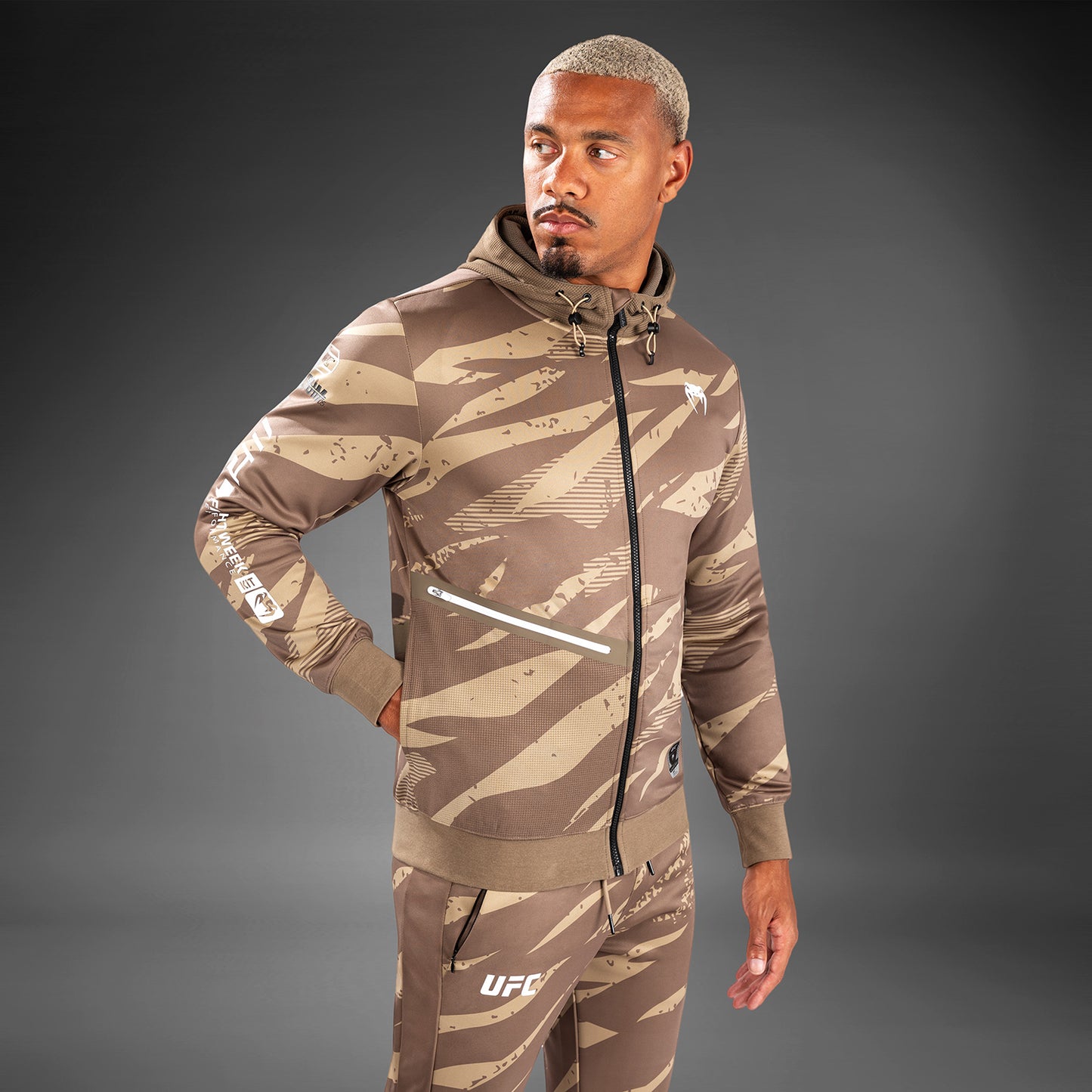 UFC Adrenaline By Venum Fight Week メンズジップアップパーカー - Desert Camo