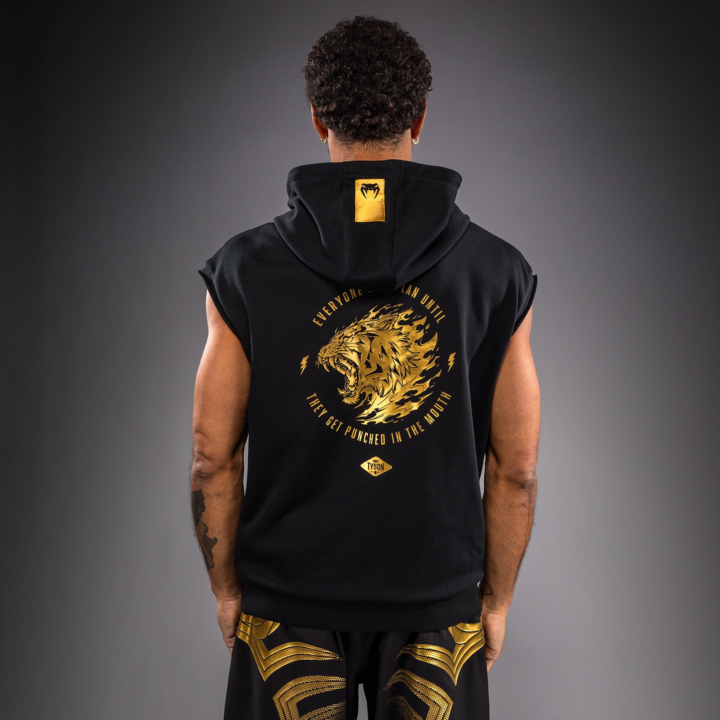 Venum x Mike Tyson Tiger ノースリーブパーカー - ブラック/ゴールド