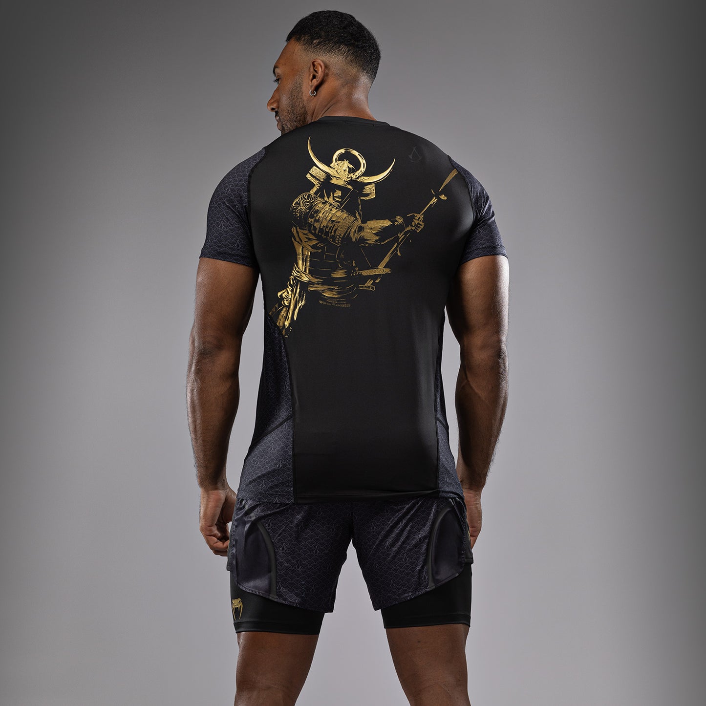 Venum x Assassin’s Creed Shadows メンズ・ドライテックTシャツ - ブラック／ゴールド