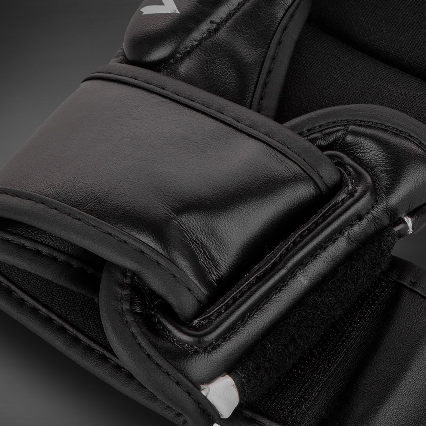 Venum Challenger 3.0 - ホワイト/ブラックスパーリンググローブ