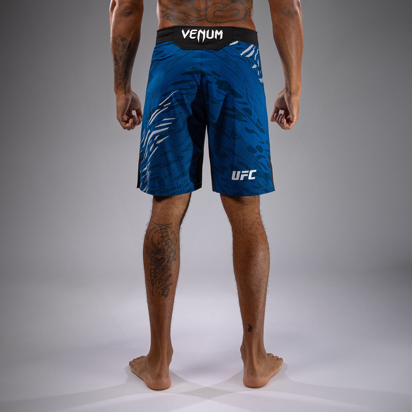UFC Fusion by Venum Authentic Fight Night レスリングショーツ（男性用、フィットラルゴ） - ブルー