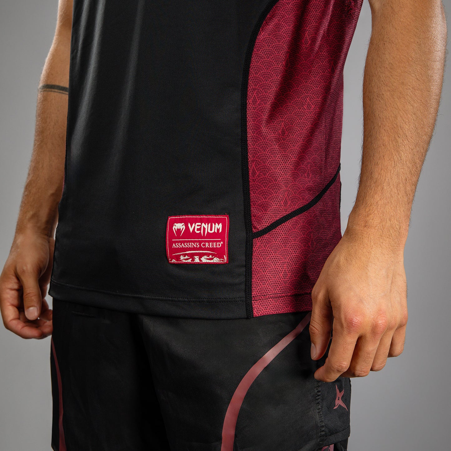 Venum x Assassin’s Creed Shadows メンズ ドライテック Tシャツ - バーガンディ/ブラック