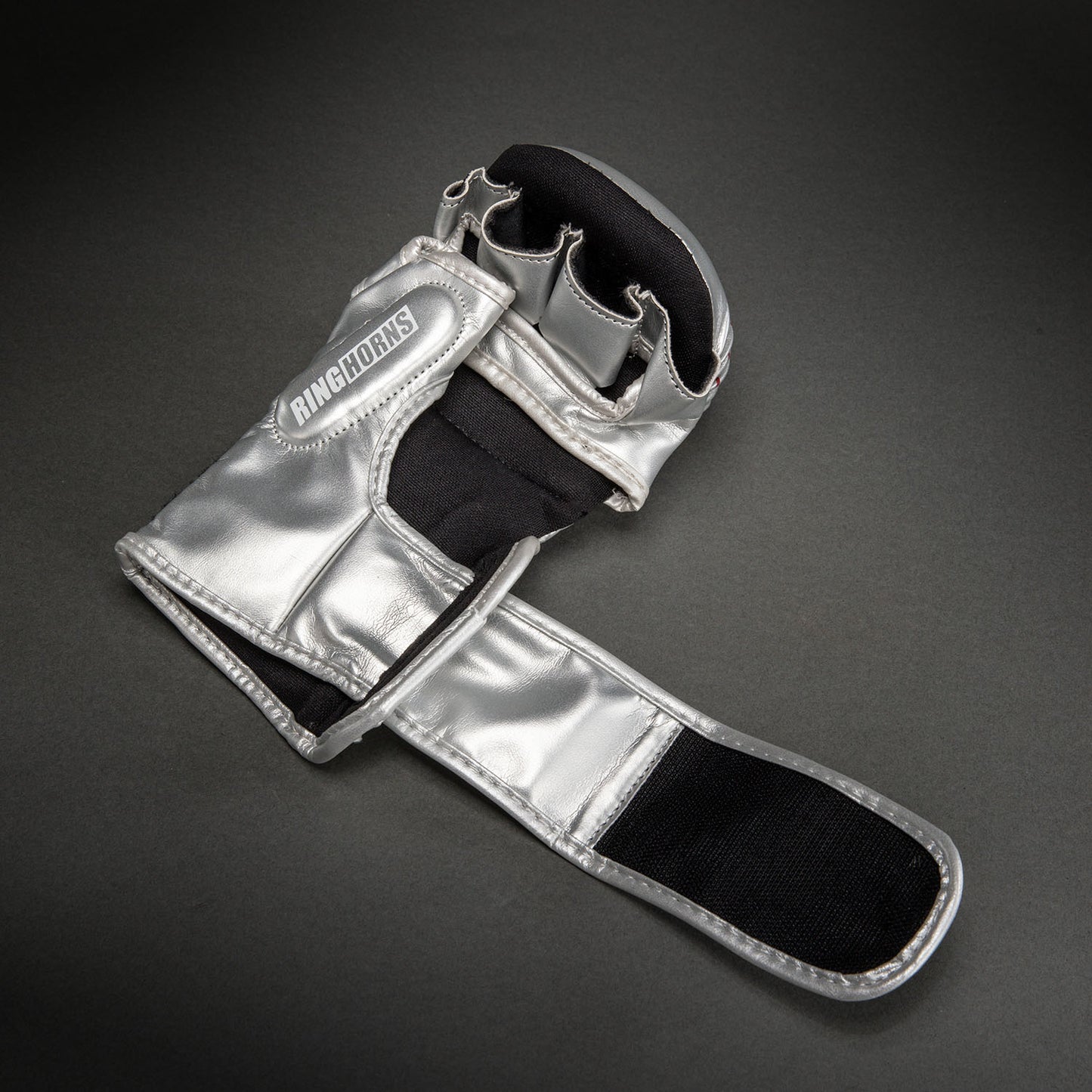 Ringhorns Charger by Venum MMA スパーリンググローブ – シルバー/ブラック