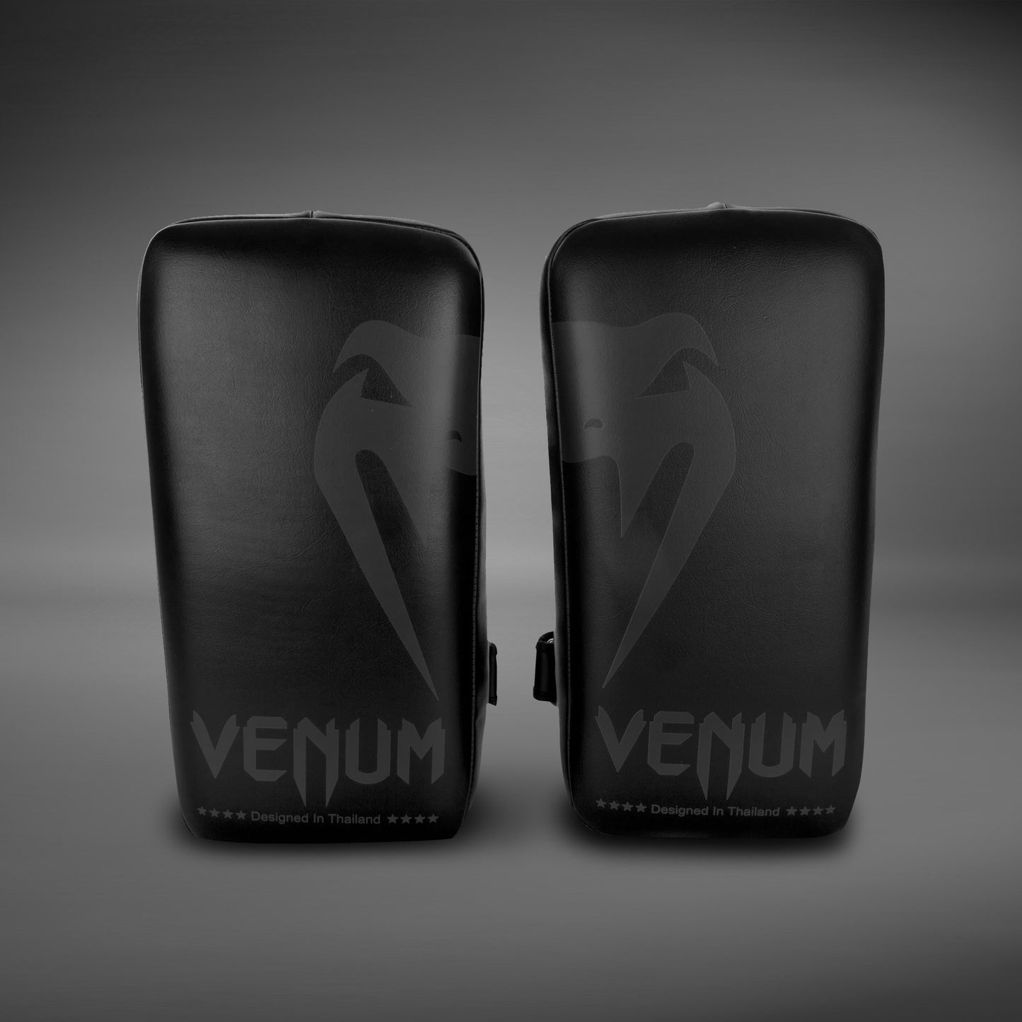 Venum Giant キックパッド：ブラック／ブラック（ペア）