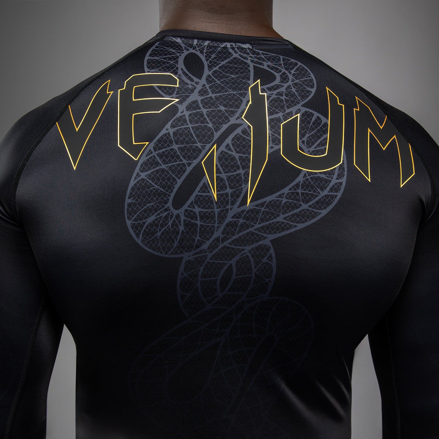 Venum Serpenti ロングスリーブラッシュガード – ブラック/シルバー/ゴールド