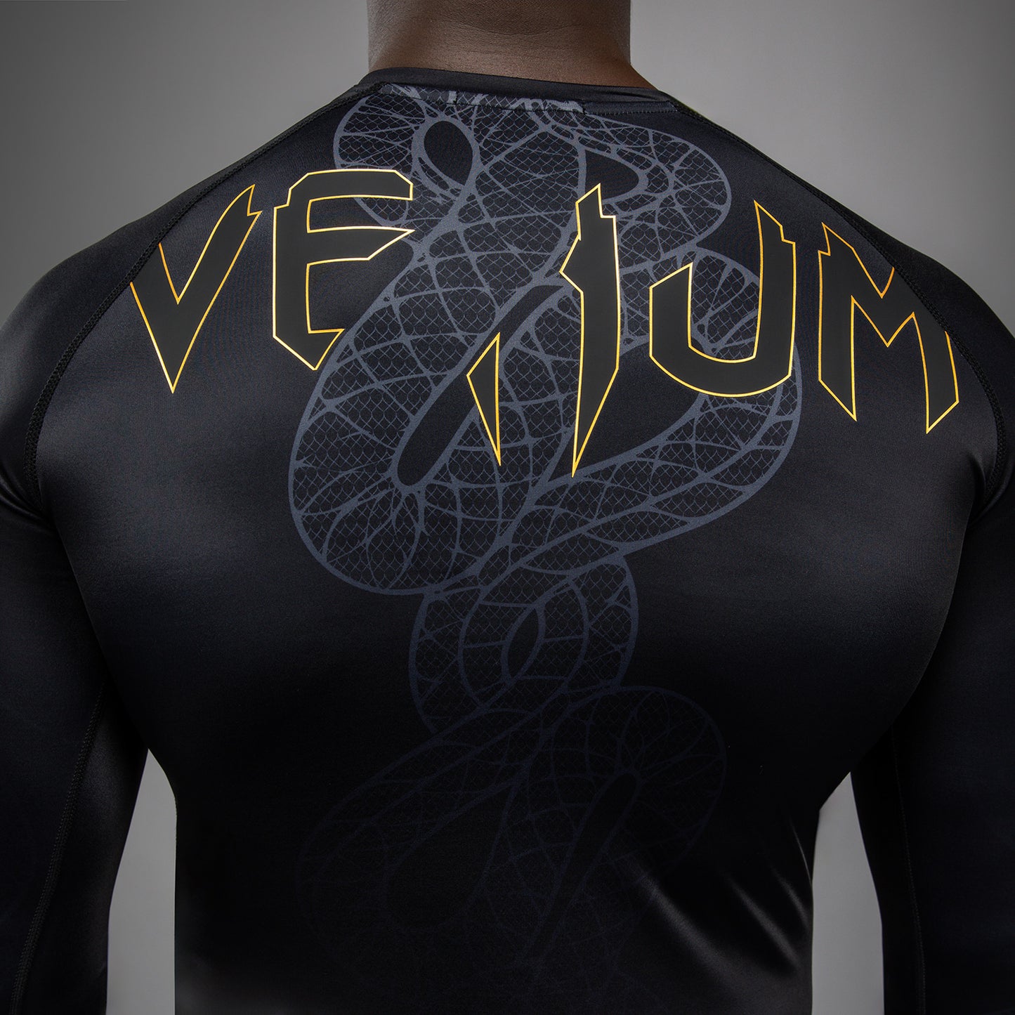 Venum Serpenti ロングスリーブラッシュガード – ブラック/シルバー/ゴールド