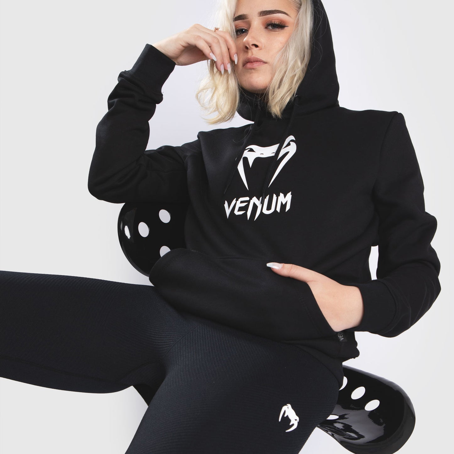 Venum クラシックフード付きスウェットシャツ-女性用 -ブラック