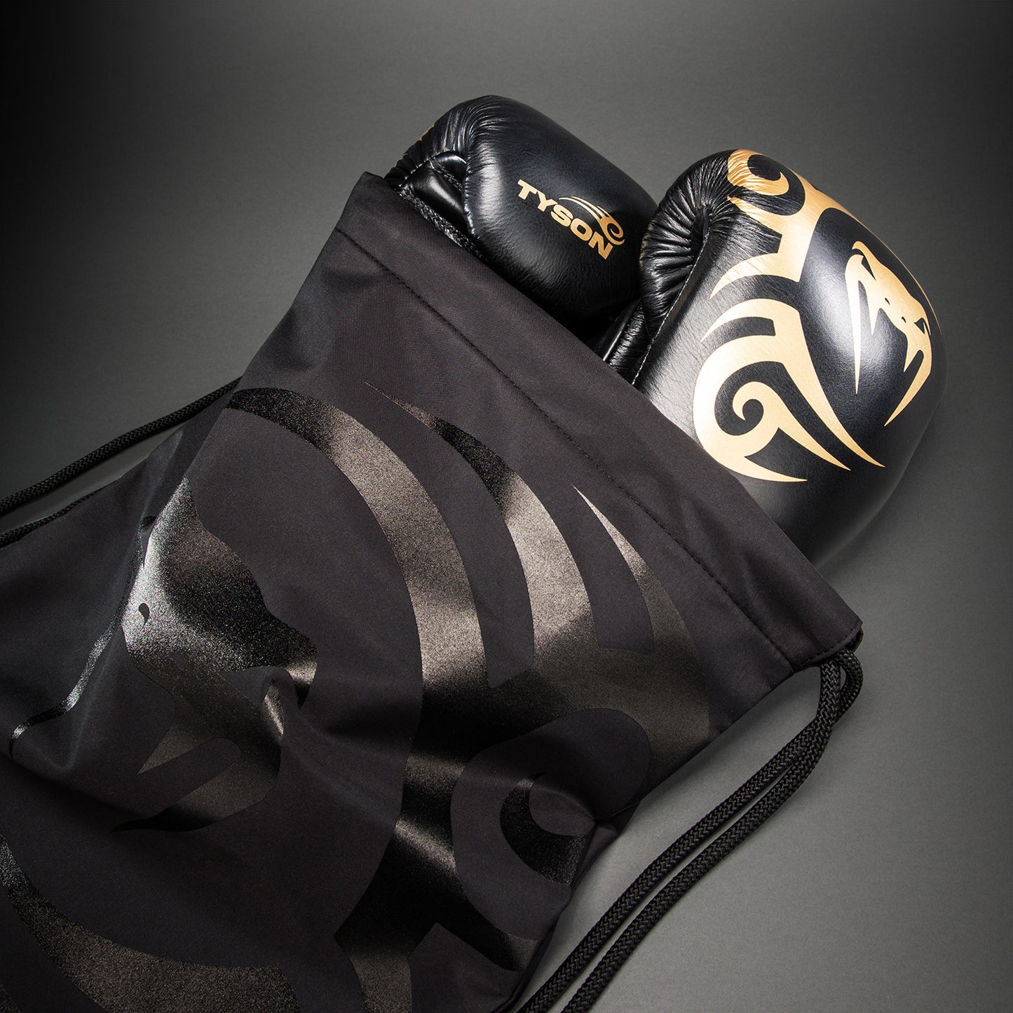 Venum Giant 2.0 Mike Tyson Pro ボクシンググローブ レース付き – ブラック/ゴールド