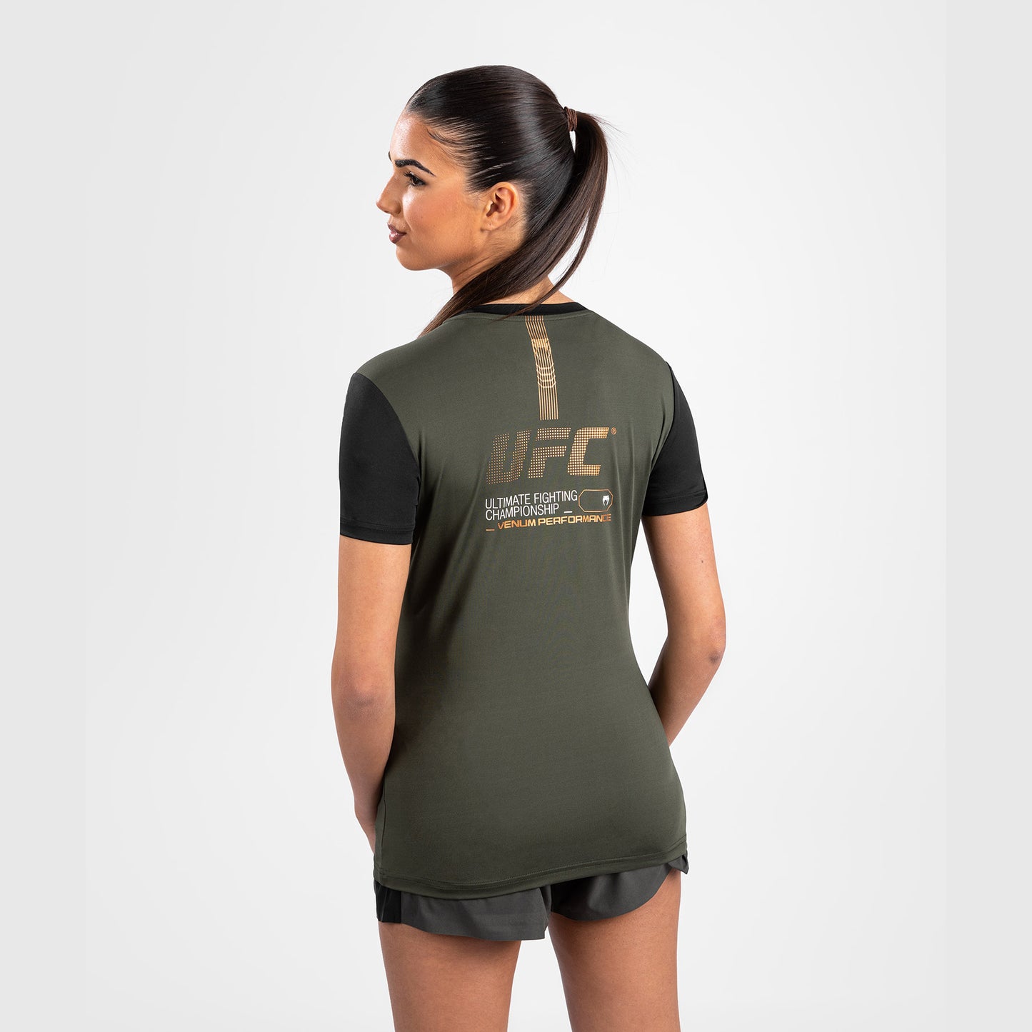UFC Adrenaline by Venum Fight Week ウィメンズ・ドライテックTシャツ - カーキ／ブロンズ