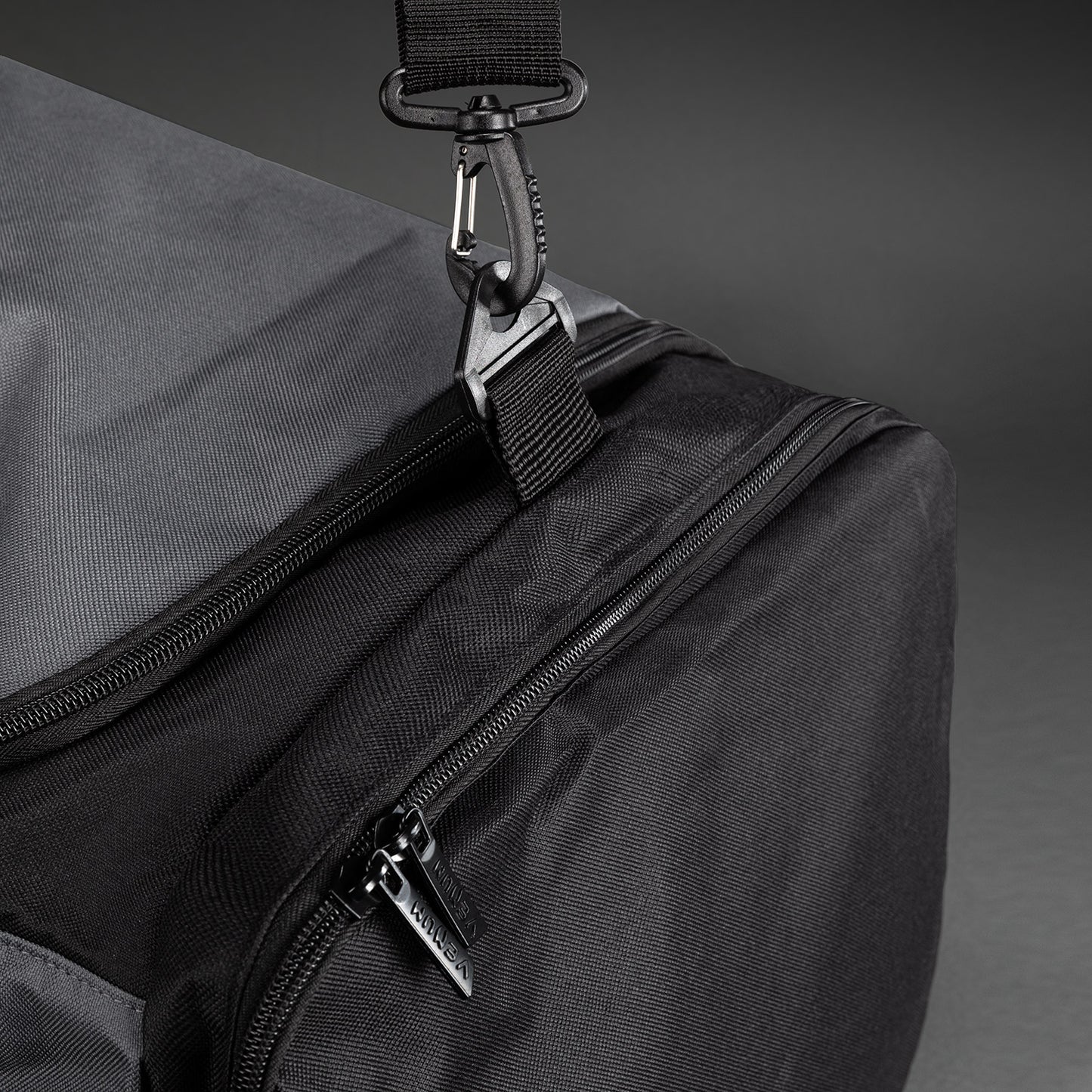 Venum Essential スポーツバッグ (61L) - グレー/ブラック