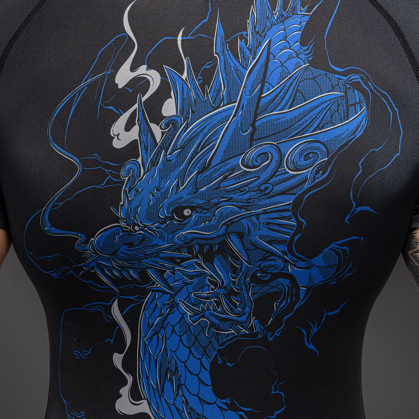Venum Thunder Dragon 半袖ラッシュガード – ブラック/ロイヤルブルー