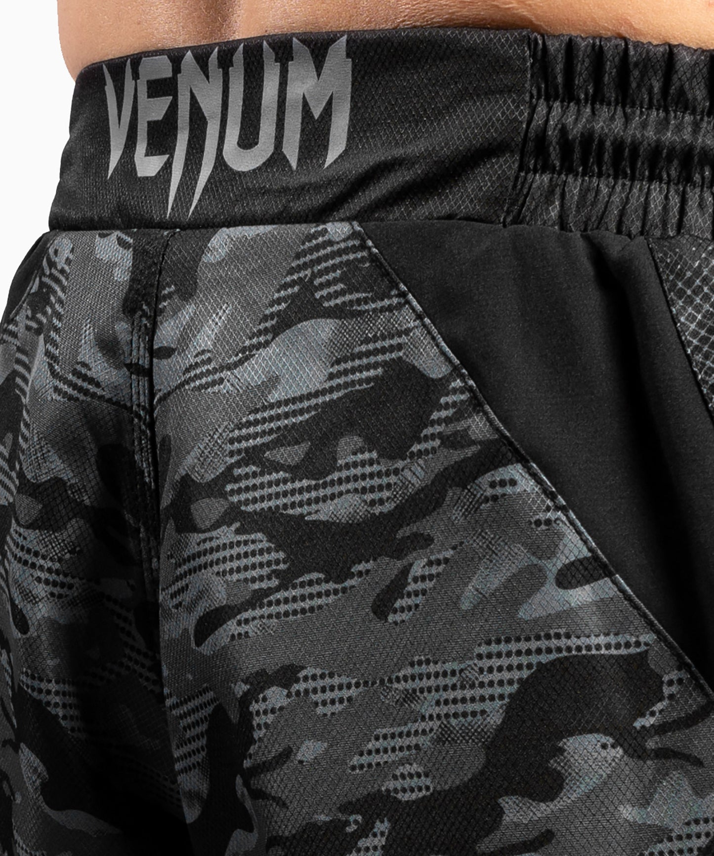 Venum Defender ファイトショーツ - ダーク・カモ