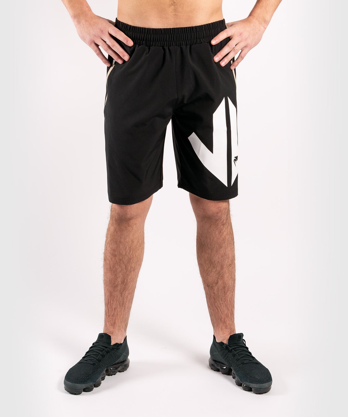 Venum Arrow トレーニングショートパンツ（LOMA を象徴するコレクション）：ブラック／ホワイト