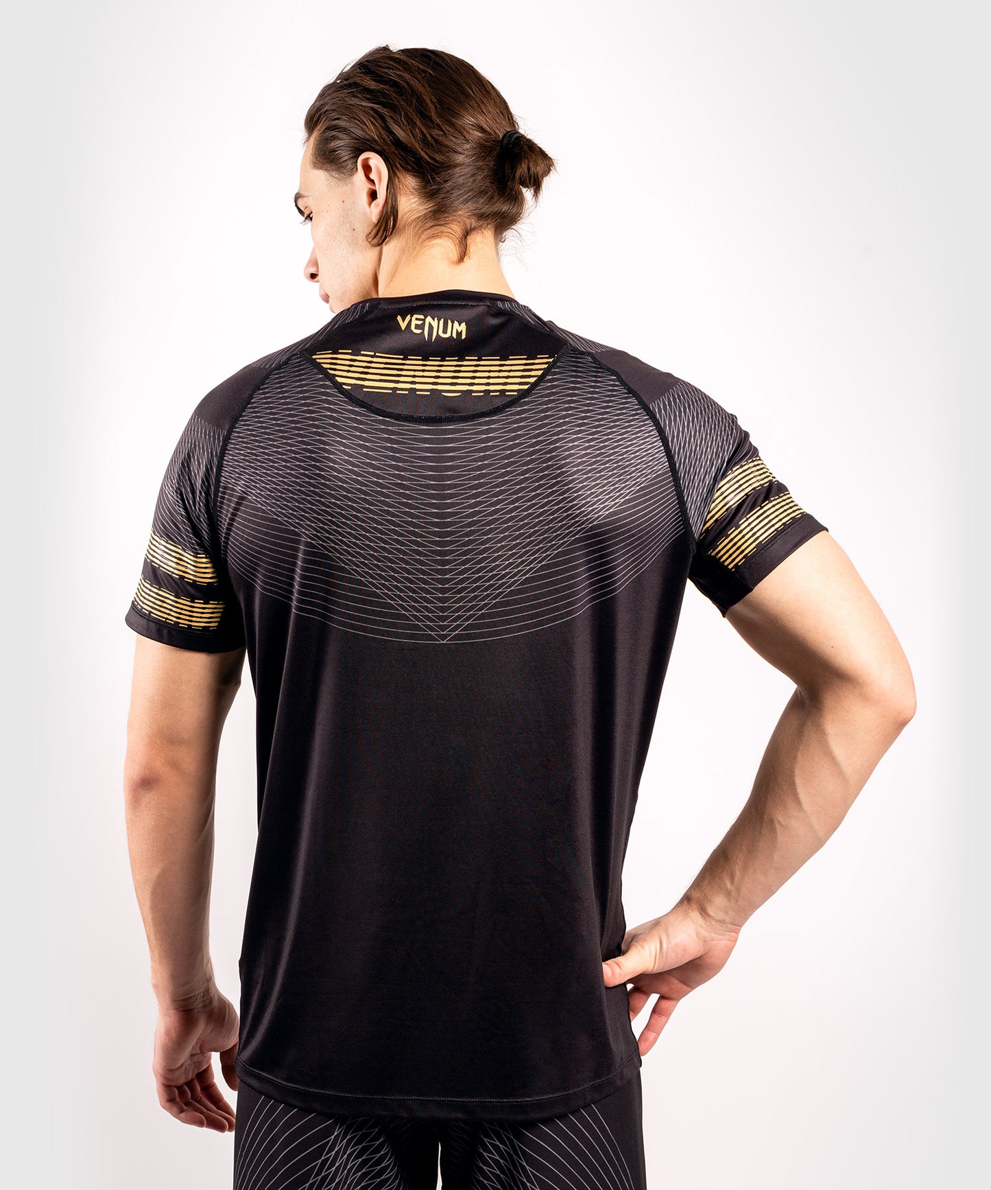 Venum Club 182 Dry Tech Tシャツ：ブラック／ゴールド