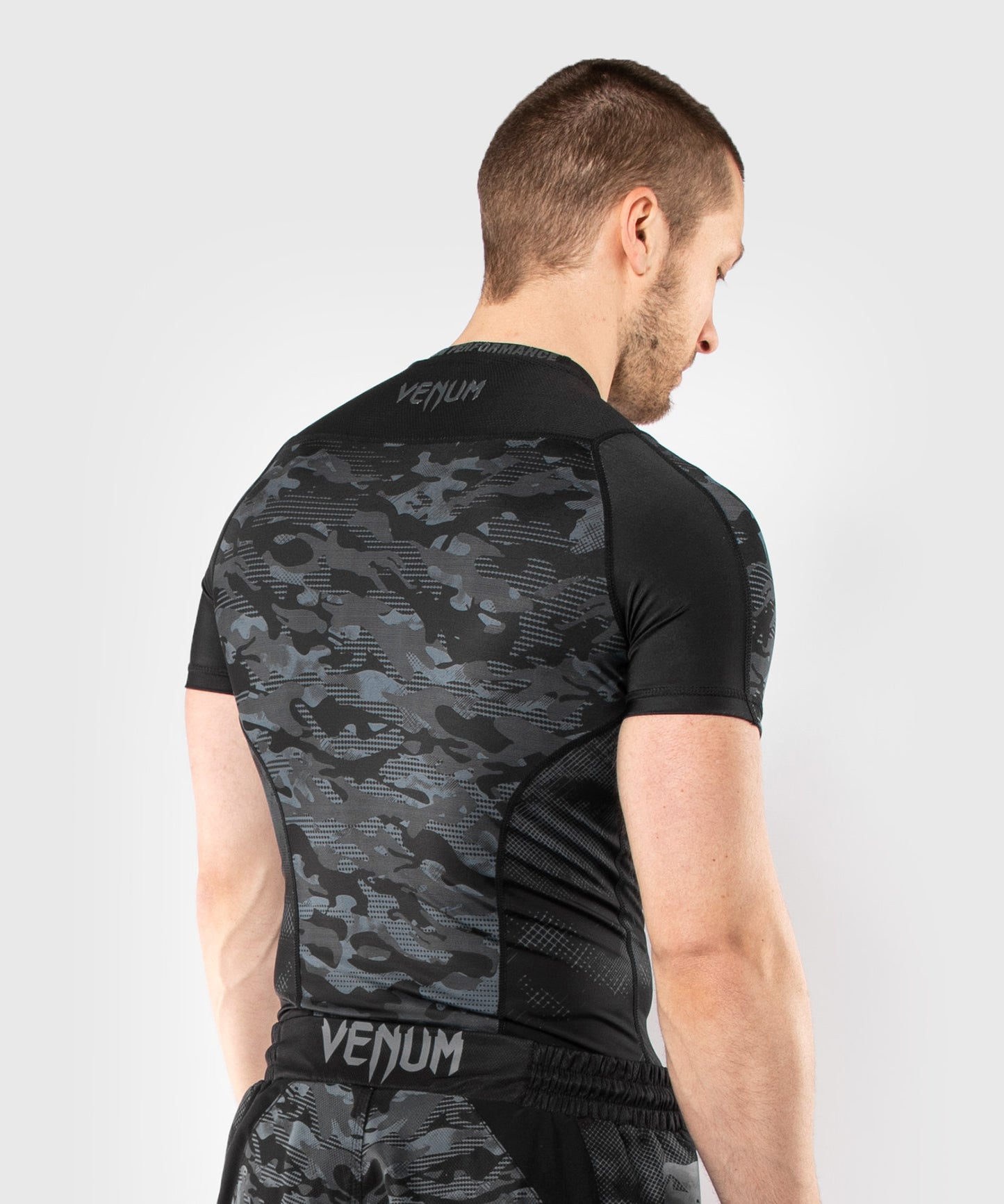 Venum Defender 半袖ラッシュガード - ダーク・カモ