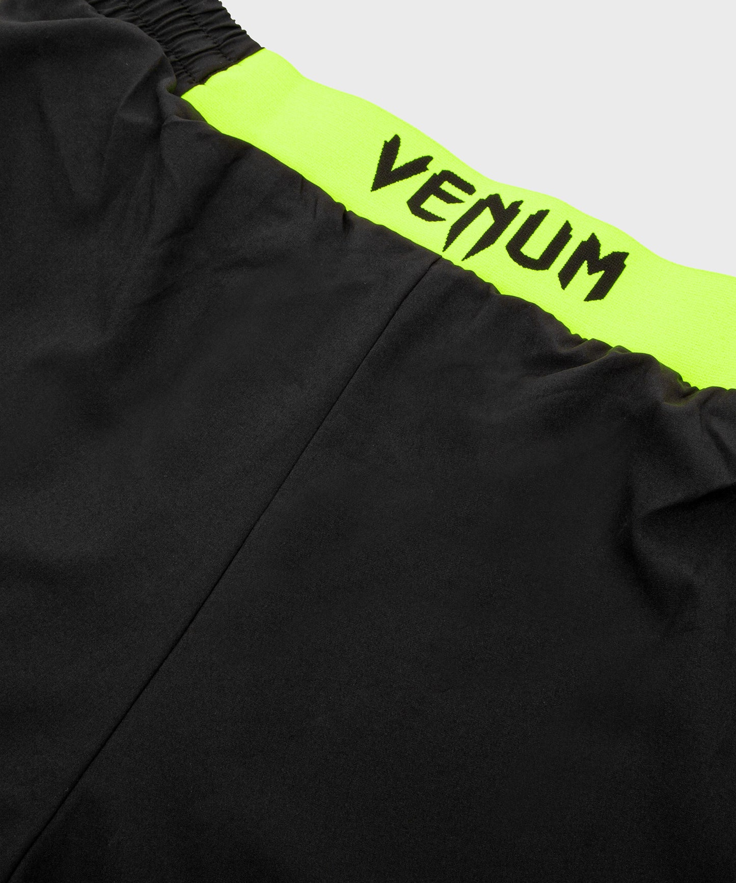 Venum Classic トレーニングショーツ - ブラック/ネオ・イエロー
