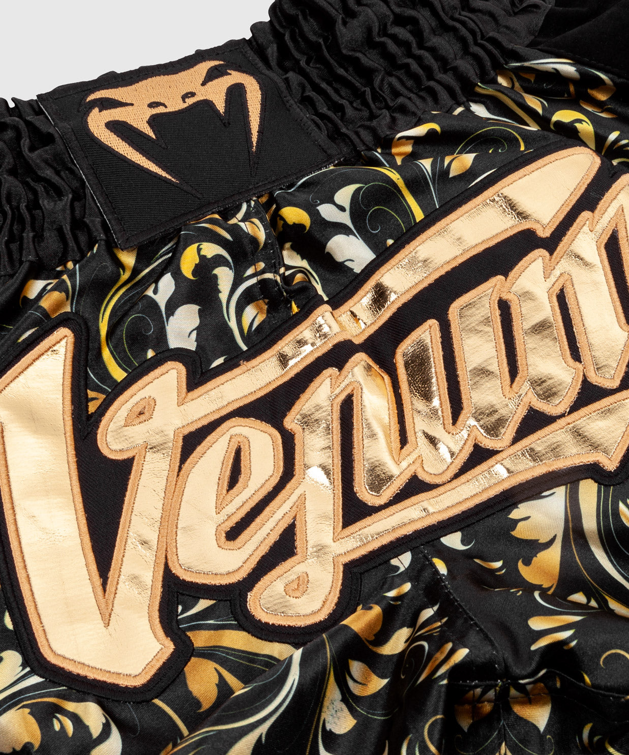 Venum Absolute ムエタイショートパンツ - ブラック/ゴールド - 限定製品