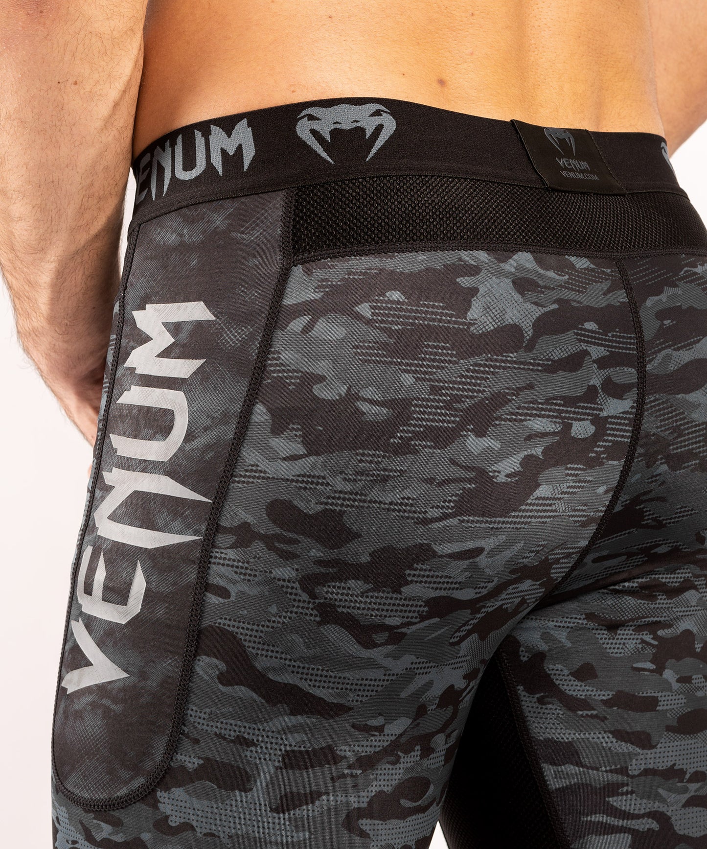 Venum Defender コンプレッションショーツ - ダーク・カモ
