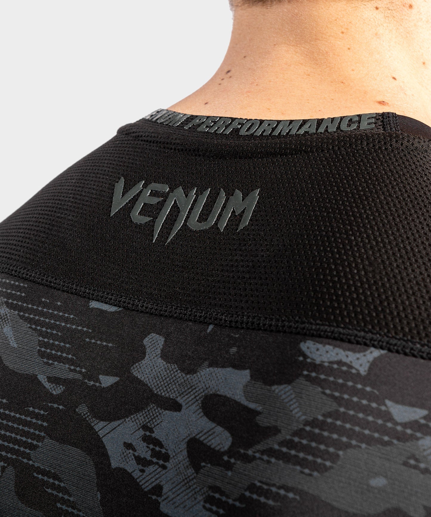 Venum Defender 半袖ラッシュガード - ダーク・カモ
