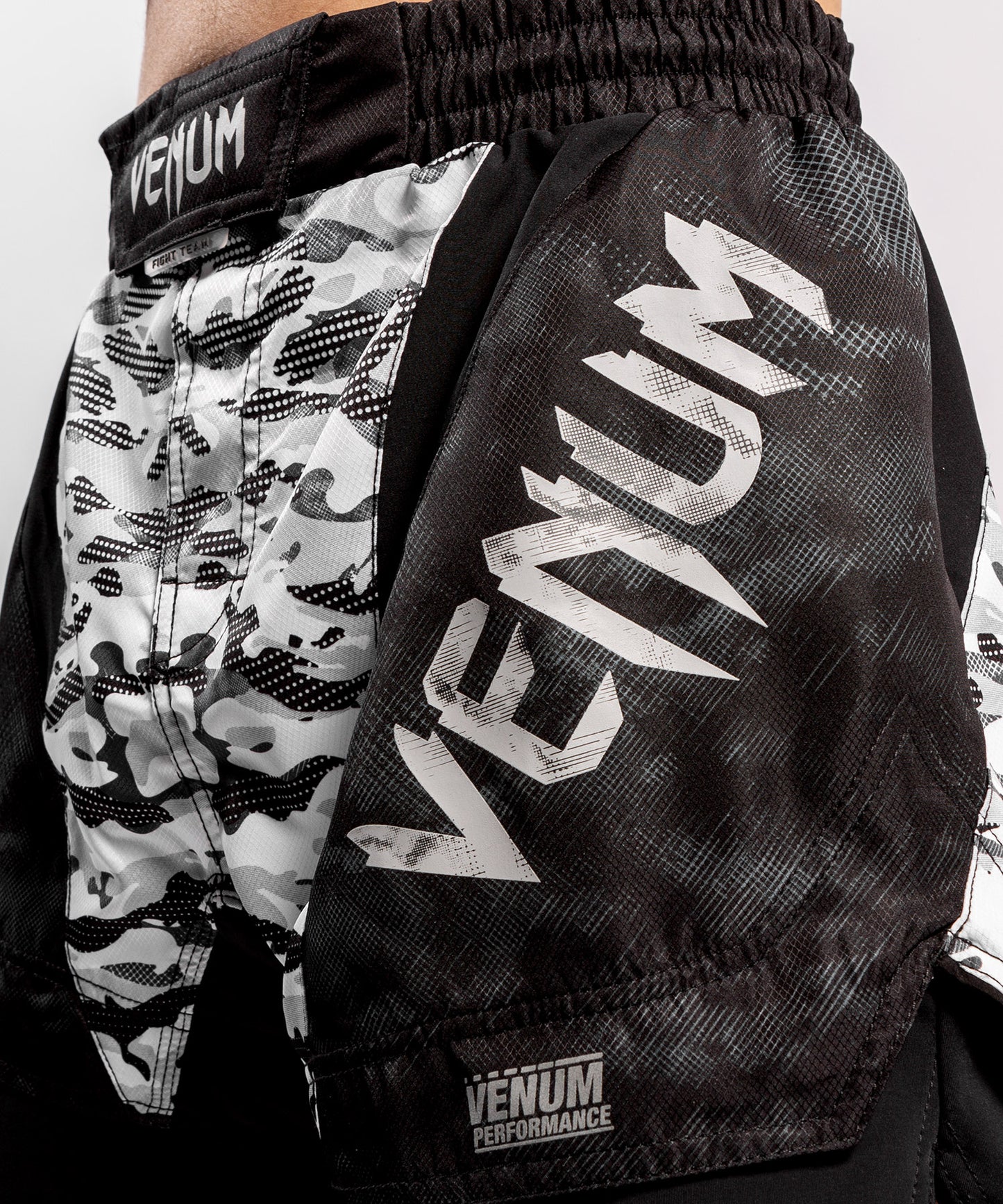 Venum Defender ファイトショーツ - アーバン・カモ