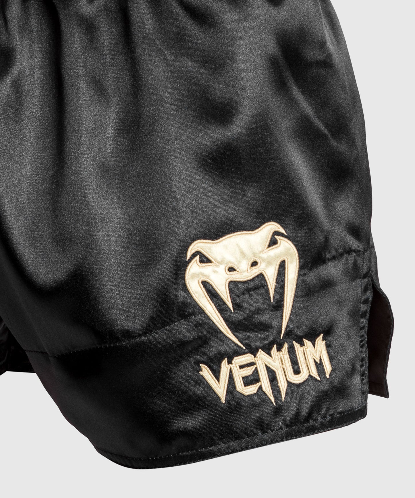 Venum Classic ムエタイショートパンツ レッド/ブラック/ゴールド