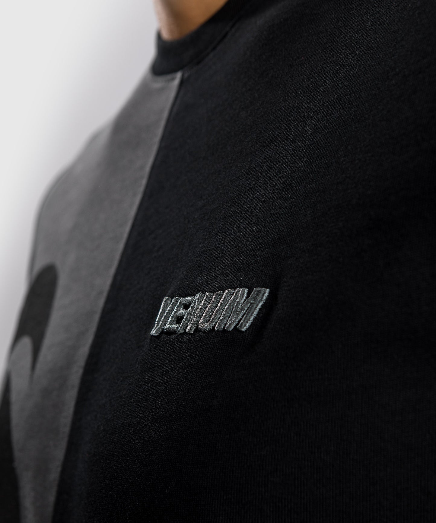 Venum Giant Split Tシャツ - ブラック/グレー