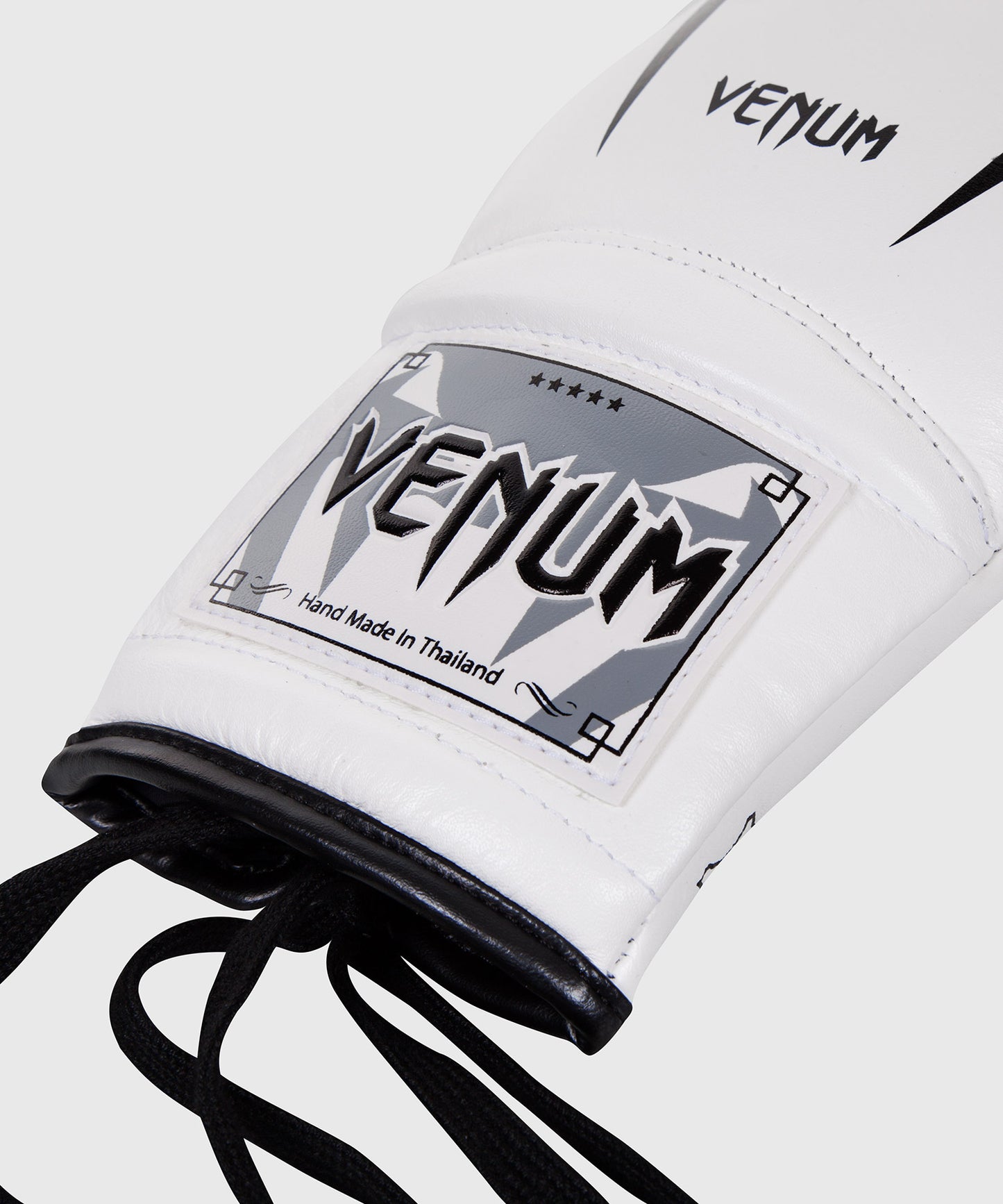 Venum Giant 3.0 ボクシンググローブ（ひも付き） - ナッパレザー - ホワイト