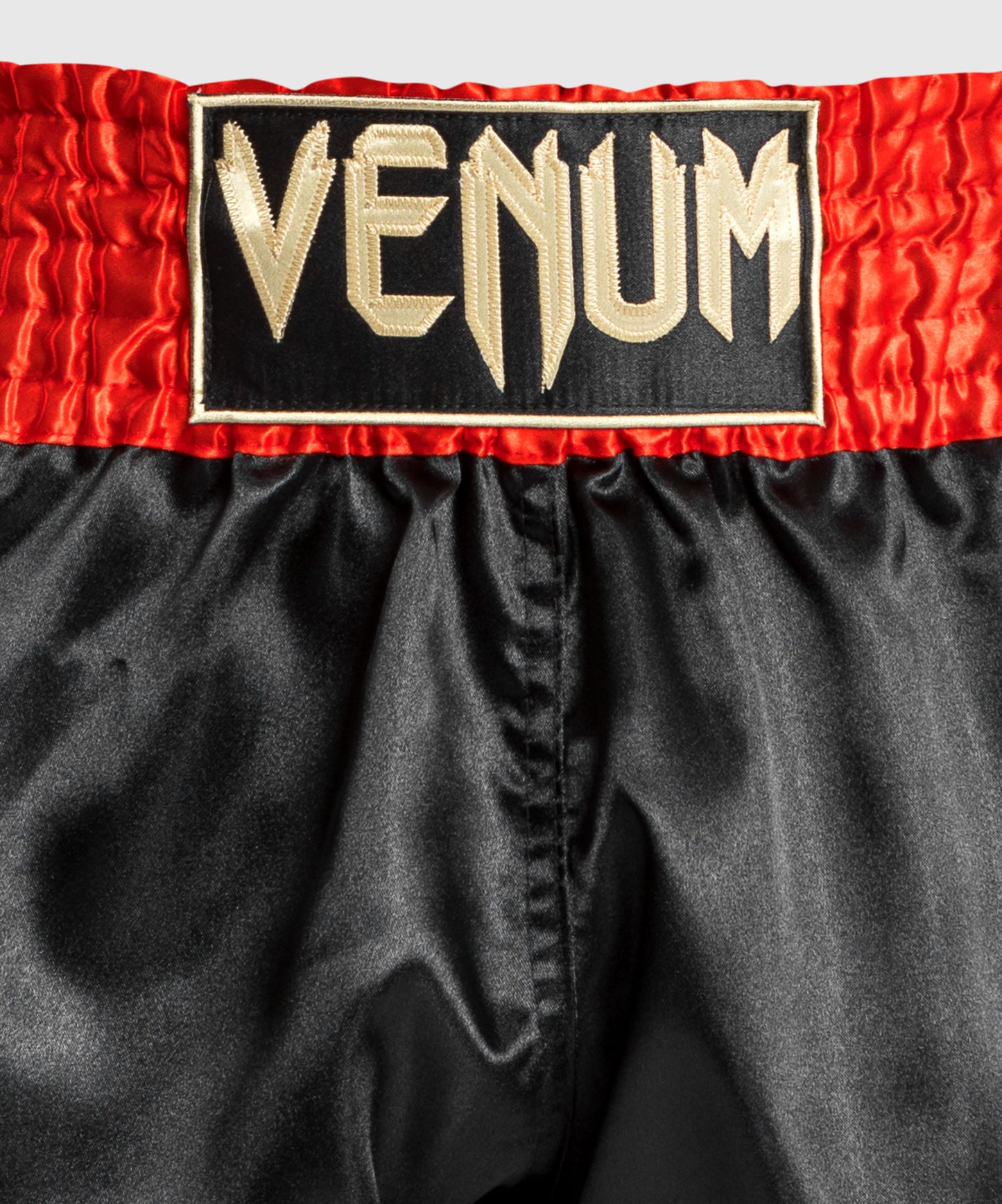 Venum Classic ムエタイショートパンツ レッド/ブラック/ゴールド