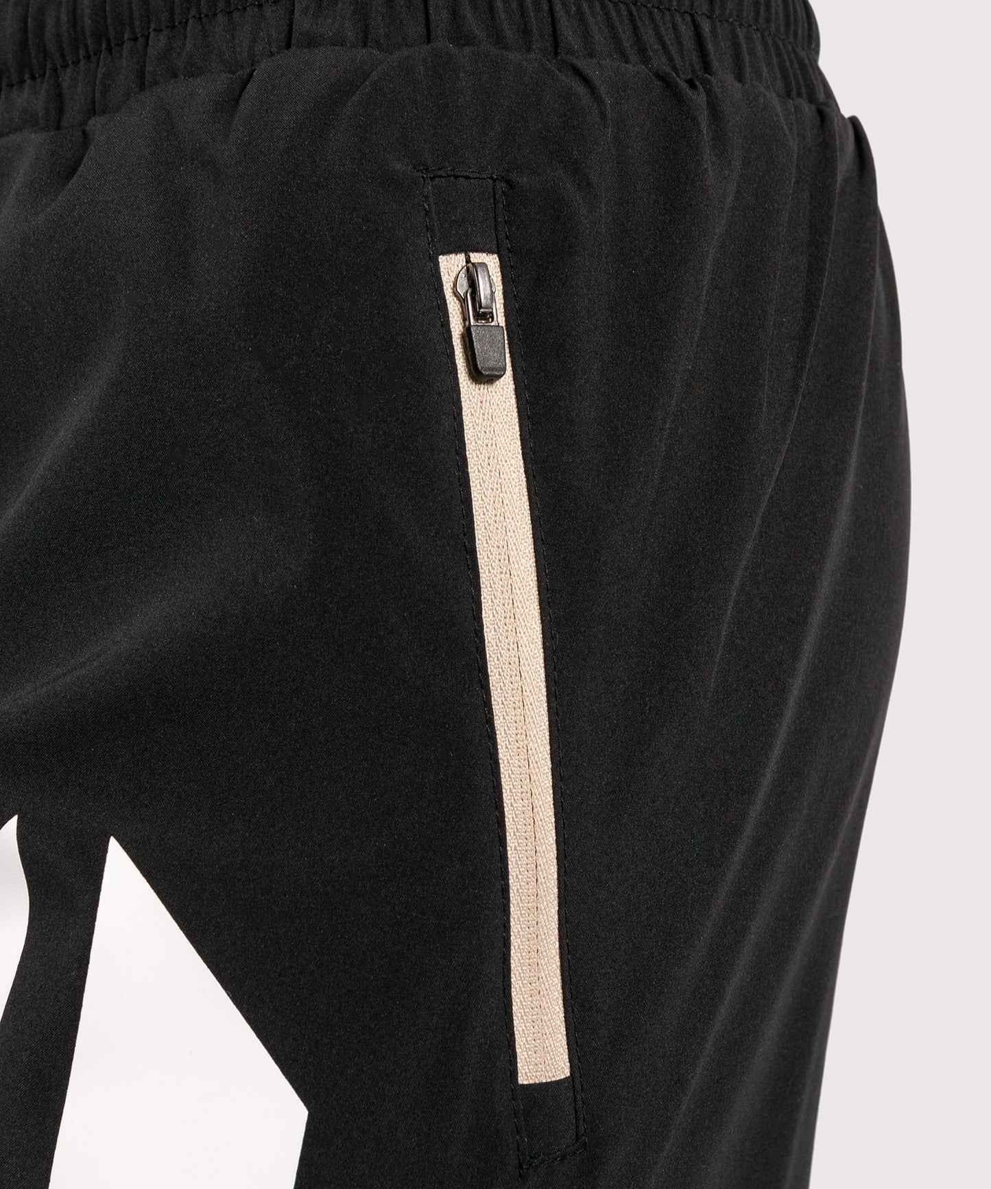 Venum Arrow トレーニングショートパンツ（LOMA を象徴するコレクション）：ブラック／ホワイト